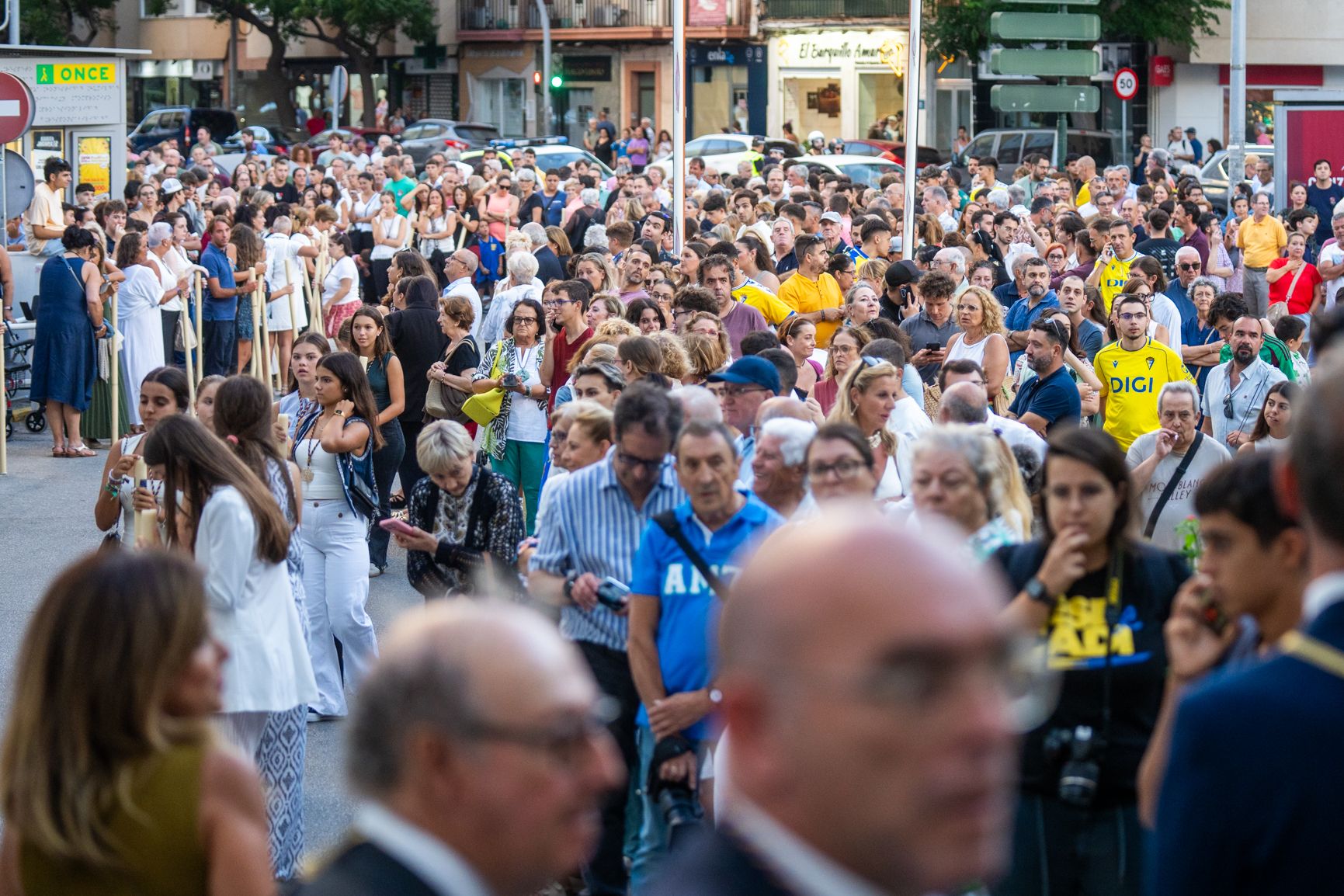 La salida del Hospital macificación de personas a la espera del Nazareno