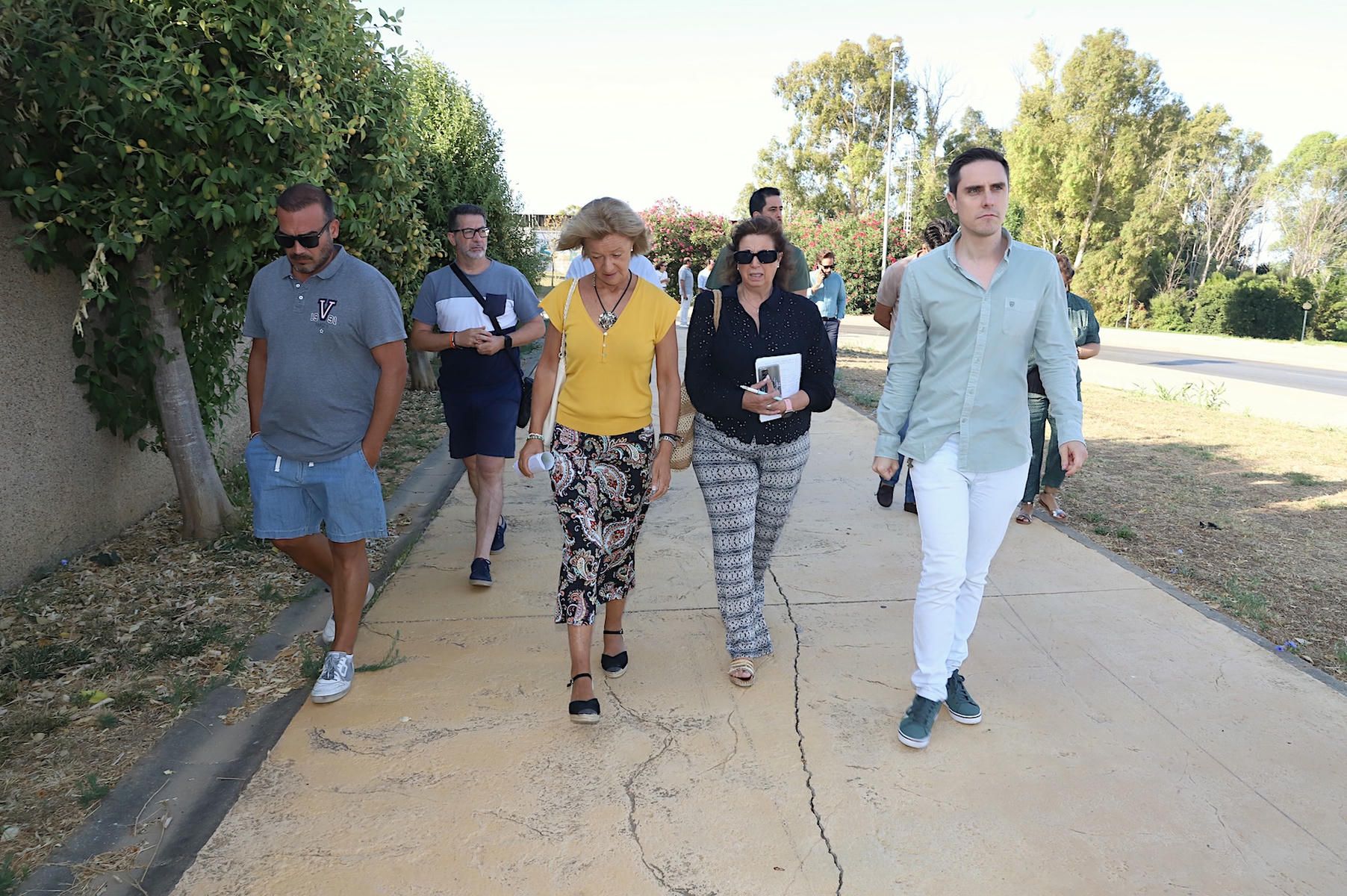 Jaime Espinar y Carmen Pina, en una visita reciente a Los Villares, junto a representantes vecinales de esta urbanización de Jerez.
