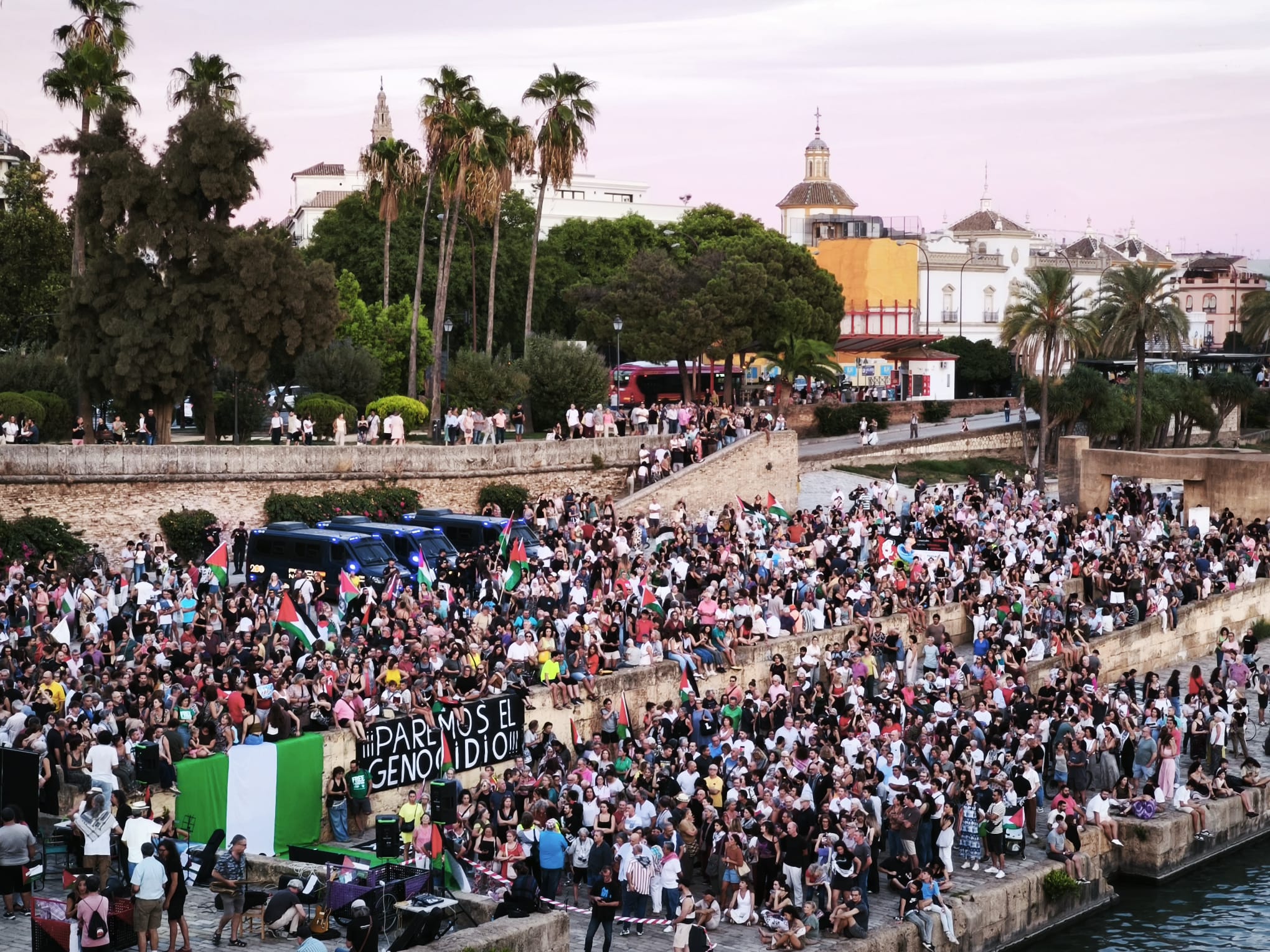 Concentración en el muelle de la Sal de Sevilla por Palestina.