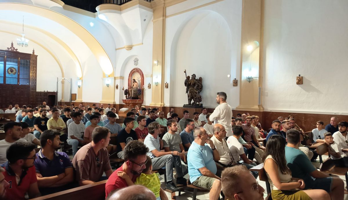 La iglesia de la Trinidad durante la igualá de costaleros. 