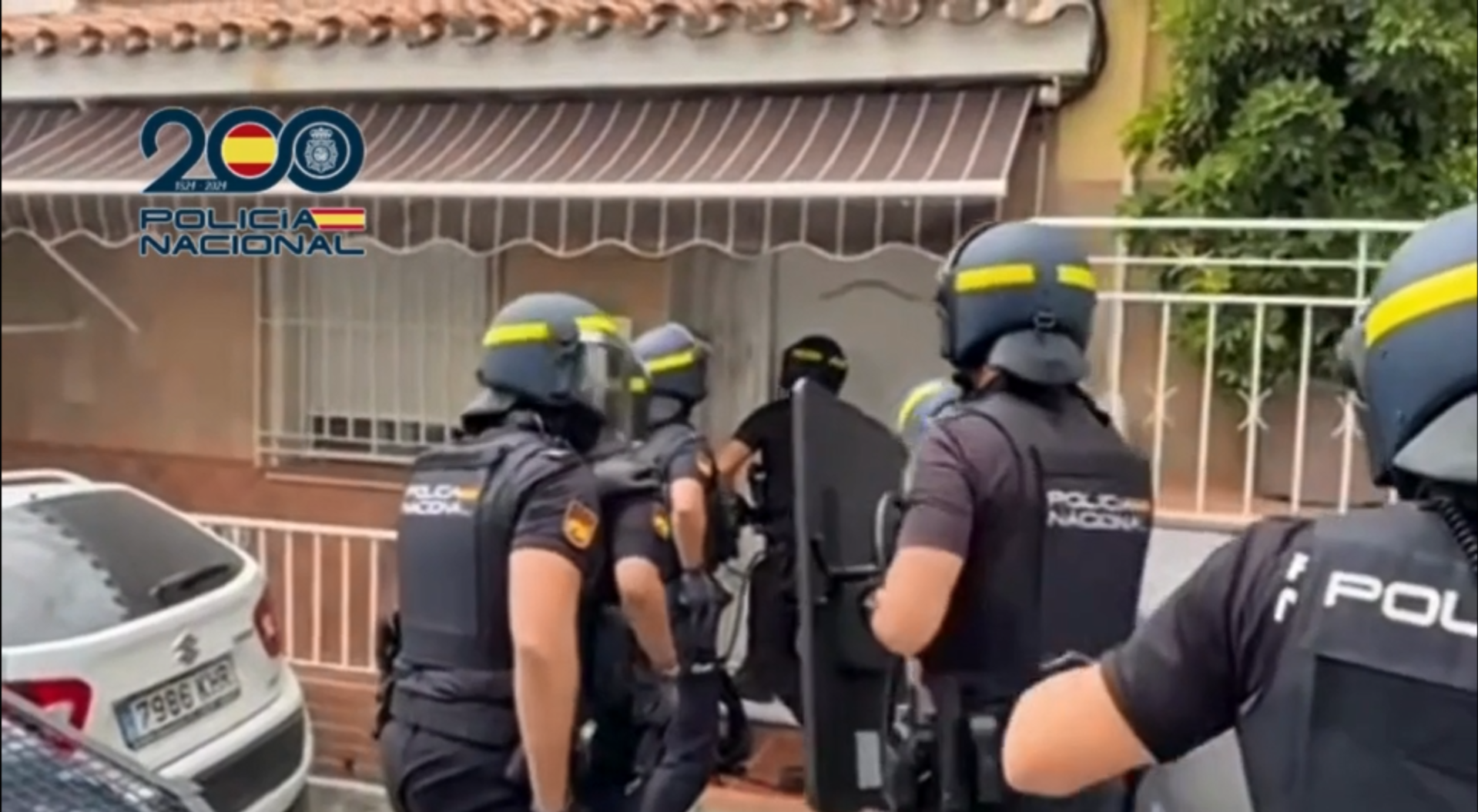 Entrada de la Policía en el domicilio donde se gestionaba todo.