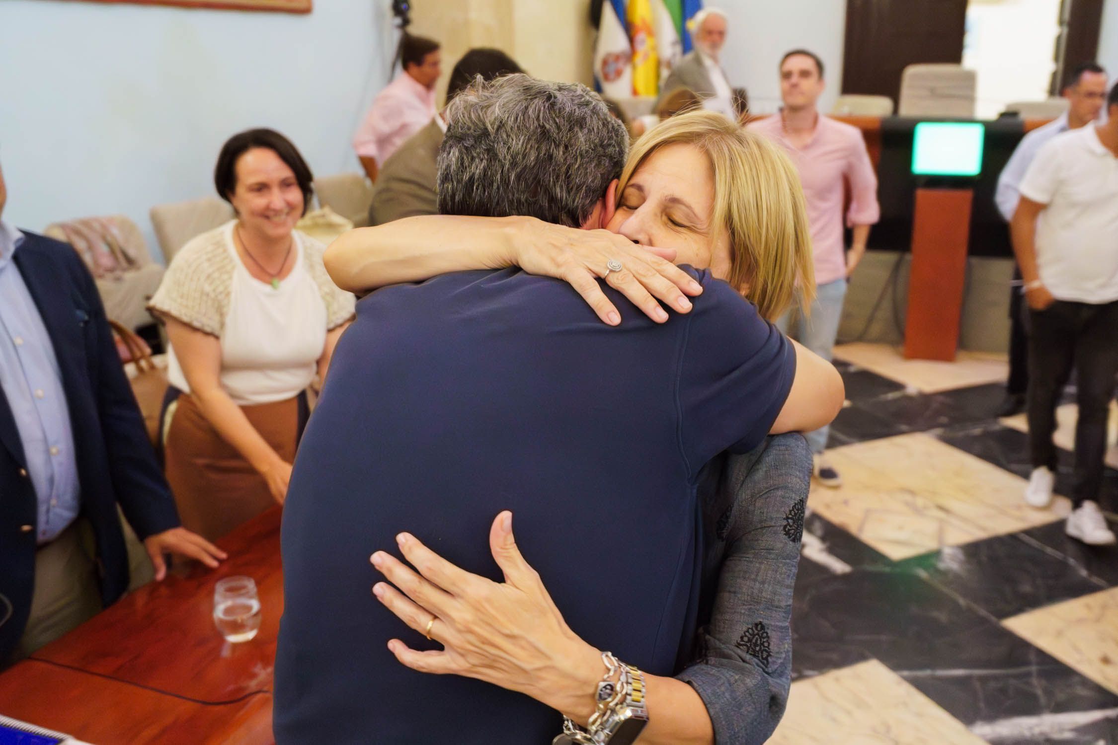 José Ángel Aparicio y la alcaldesa María José García-Pelayo, dándose un abrazo en su despedida.
