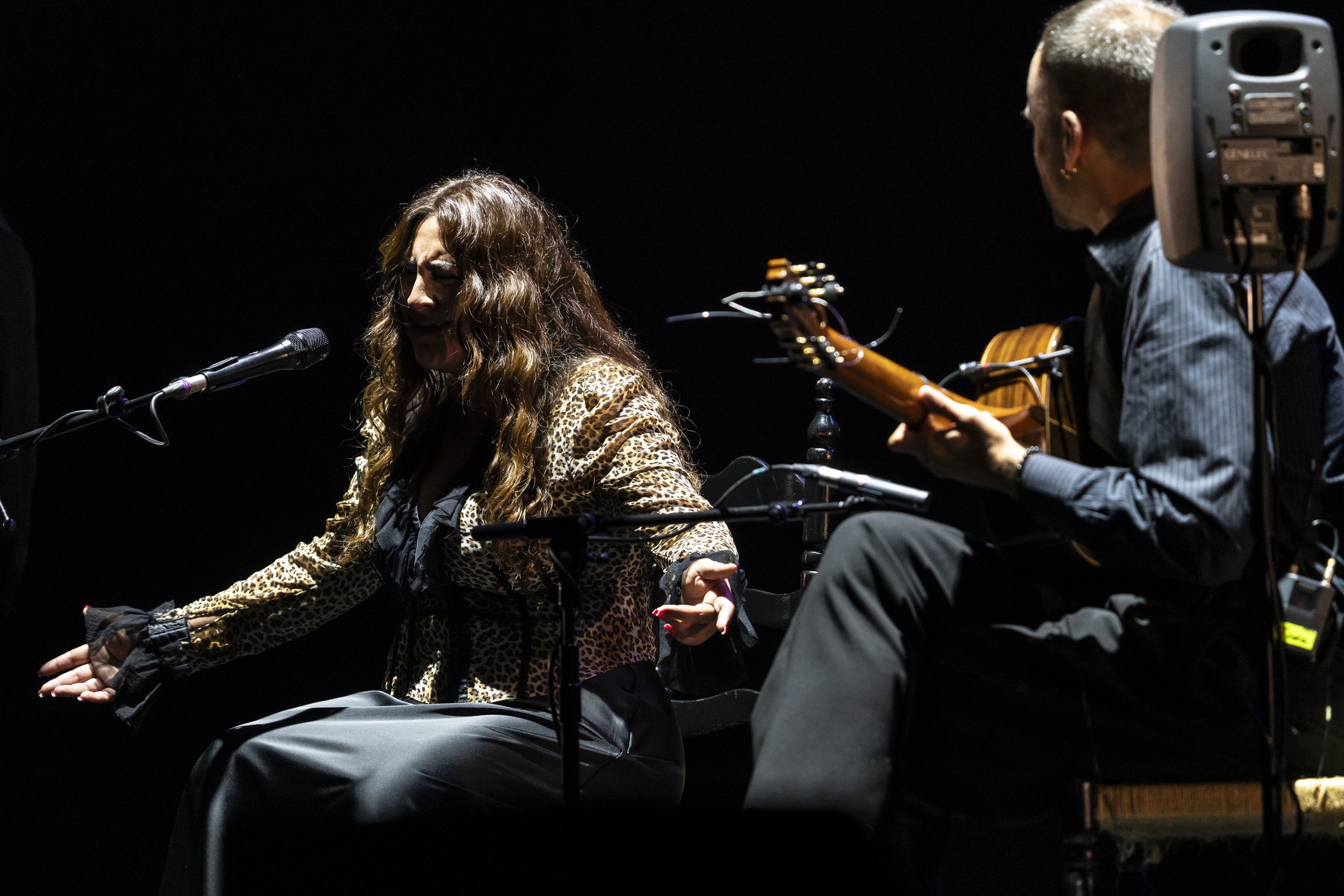 Lela Soto recordaba a su tío Ray Heredia a través del tema 'Su pelo' en el espectáculo 'Reseteando' del festival Flamenco On Fire de 2025.