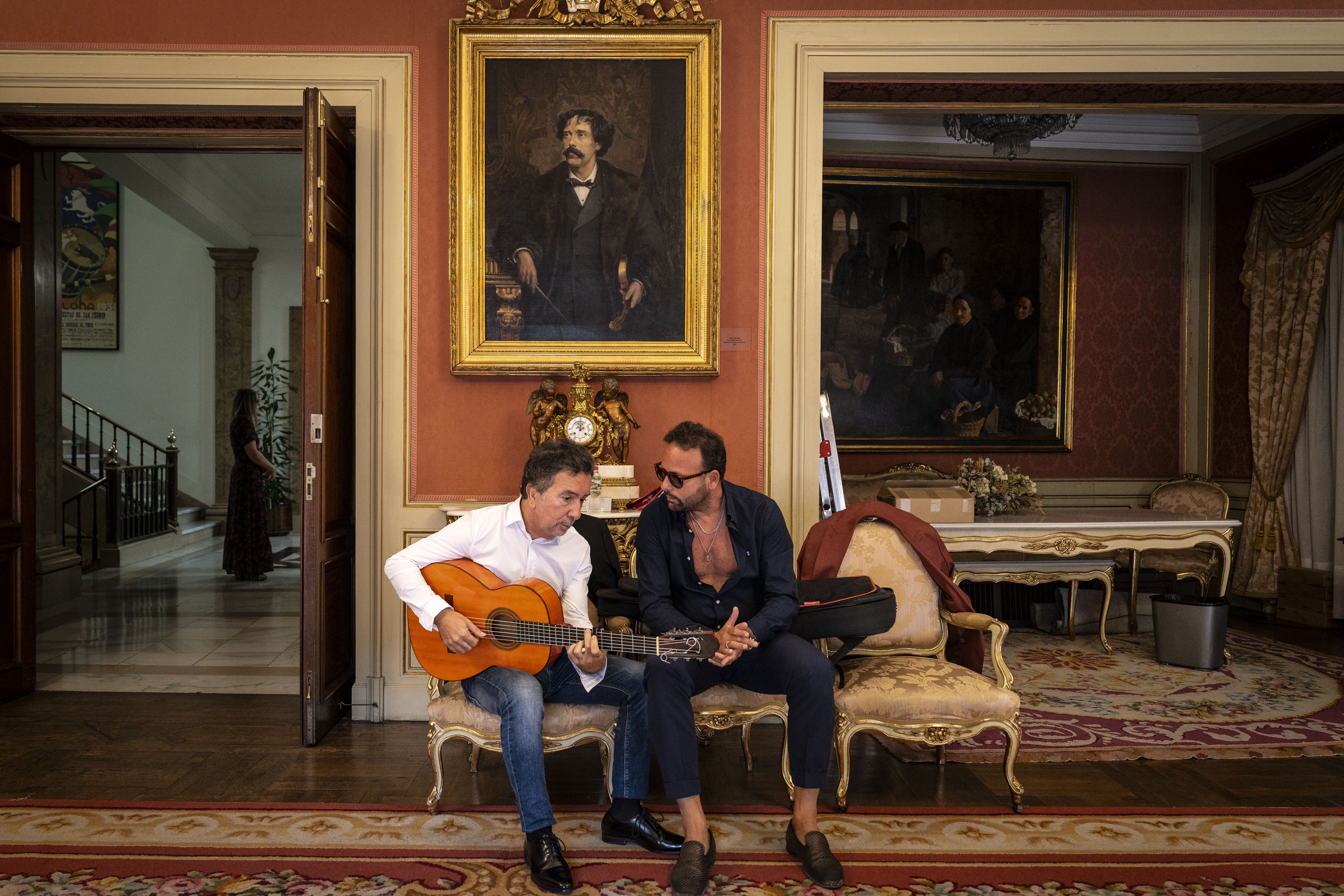 Fernando Canela y Alfredo Lagos, momentos antes de salir al balcón del Ayuntamiento de Pamplona, durante el festival Flamenco On Fire 2025.