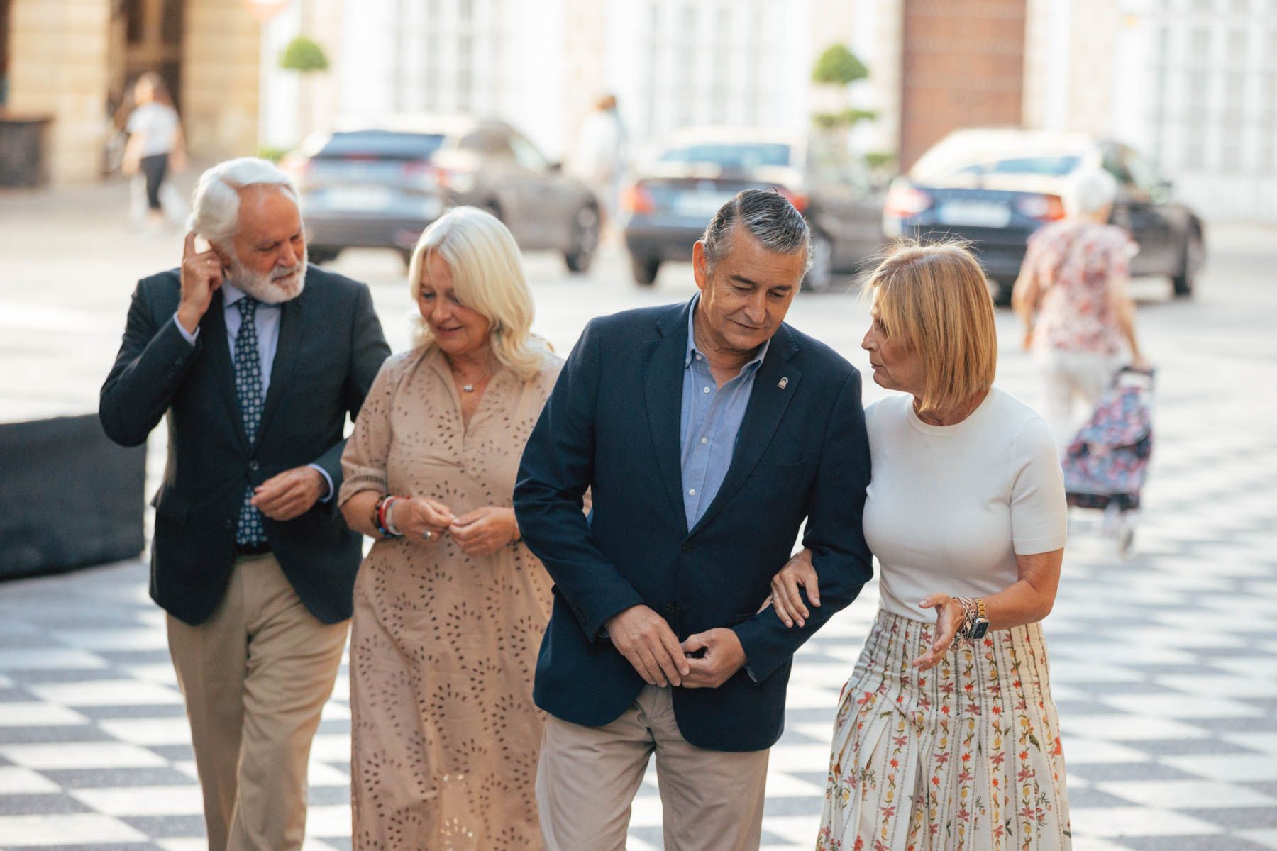 El consejero Antonio Sanz con la alcaldesa María José García-Pelayo, con Agustín Muñoz y Mercedes Colombo detrás. El consejero Antonio Sanz con la alcaldesa María José García-Pelayo, con Agustín Muñoz y Mercedes Colombo detrás.