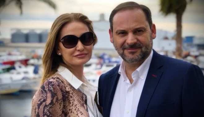 Carolina Perles y José Luis Ábalos.