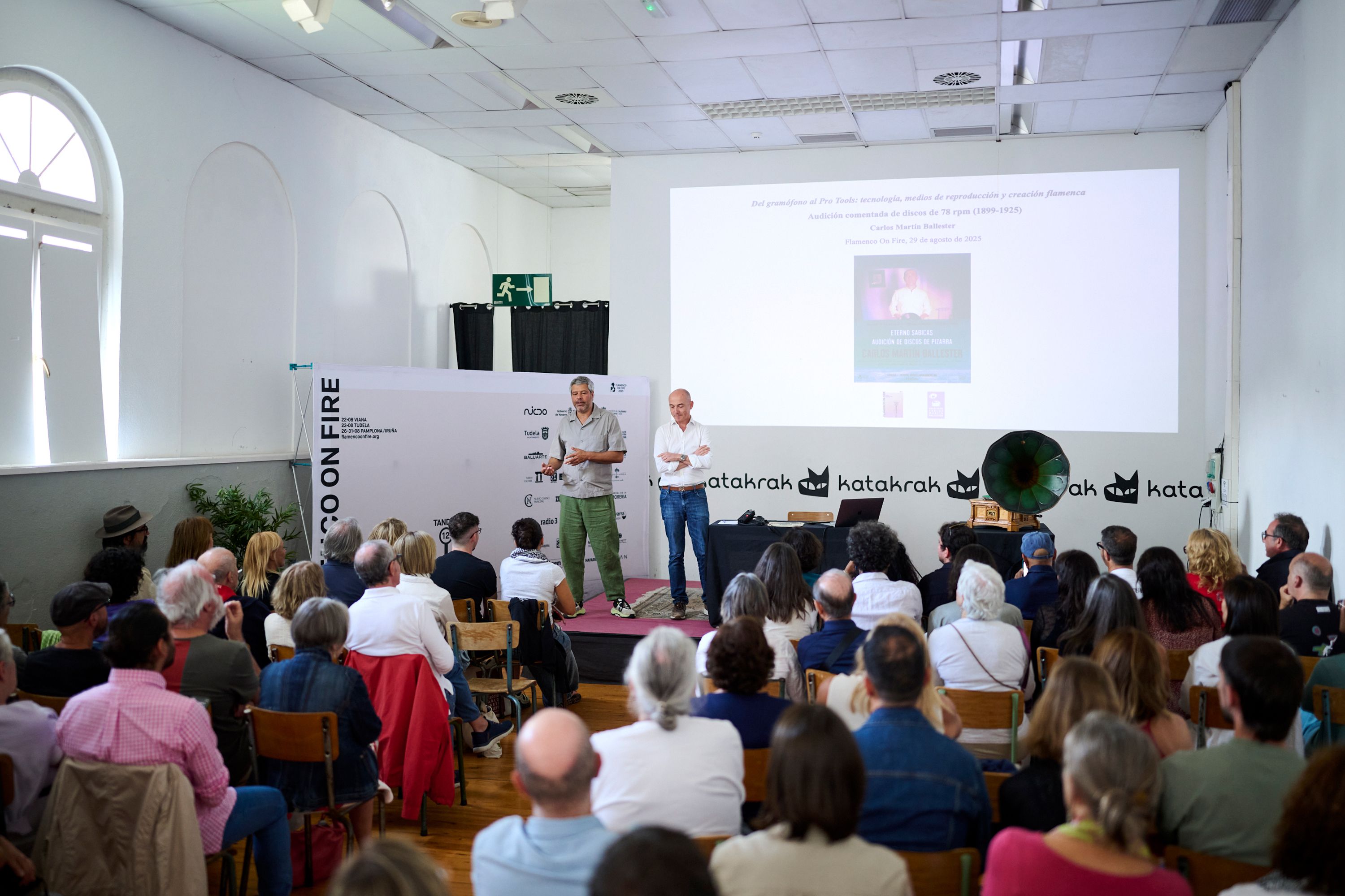 Arturo Fernández, director de Flamenco On Fire, junto a Carlos Martín Ballester durante la presentación de la conferencia.