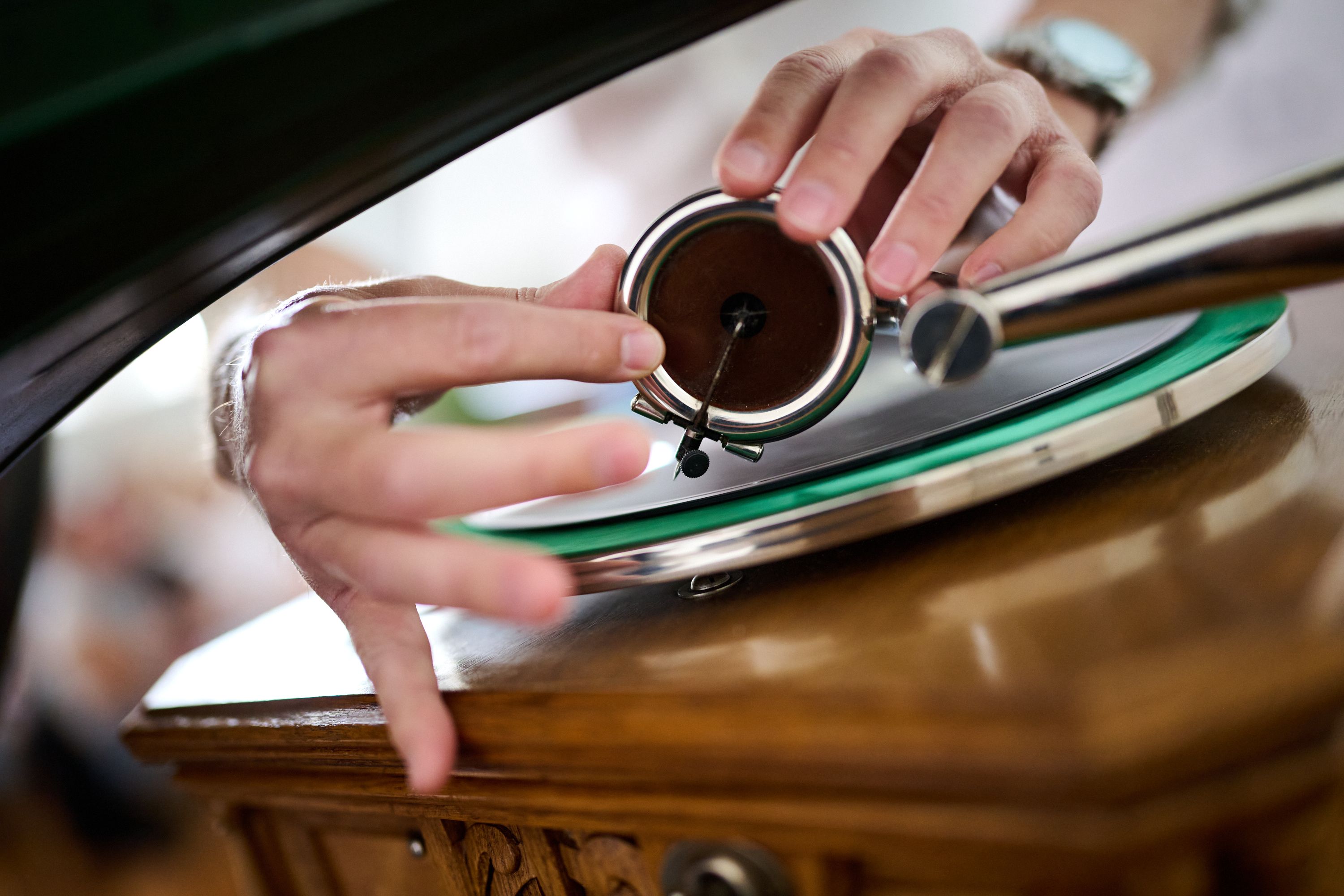 Detalle de la aguja con el que el gramófono reproduce los discos de pizarra.