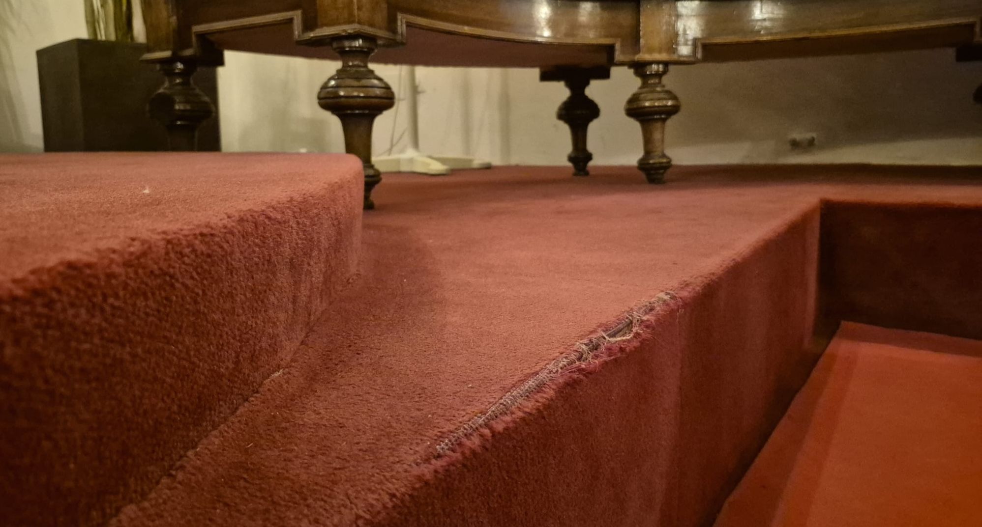 Desgaste en la moqueta del Cabildo Viejo, que se renovará próximamente.