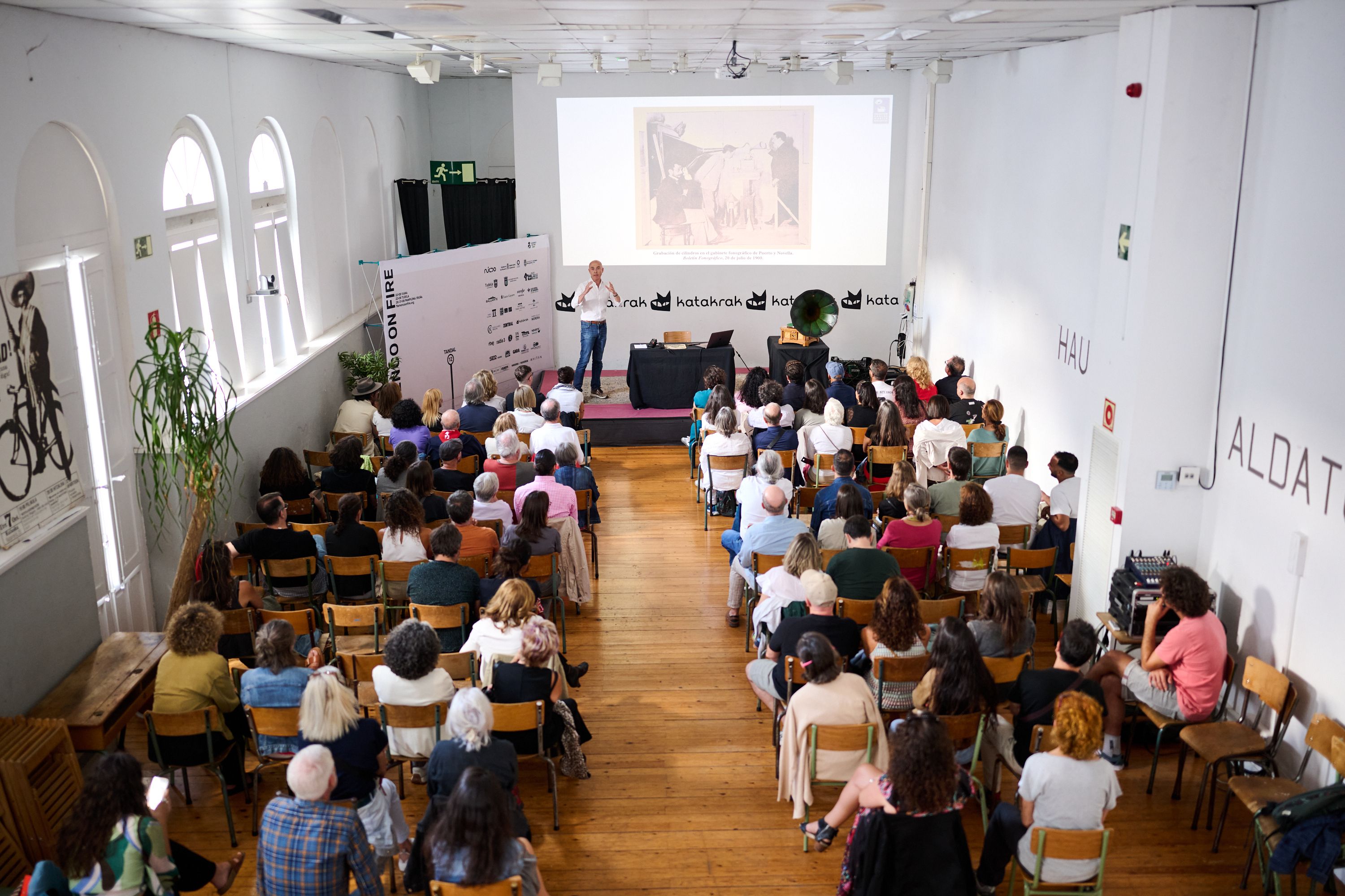 La librería Katakrak acogía la conferencia de Carlos Martín Ballester durante el festival Flamenco On Fire.
