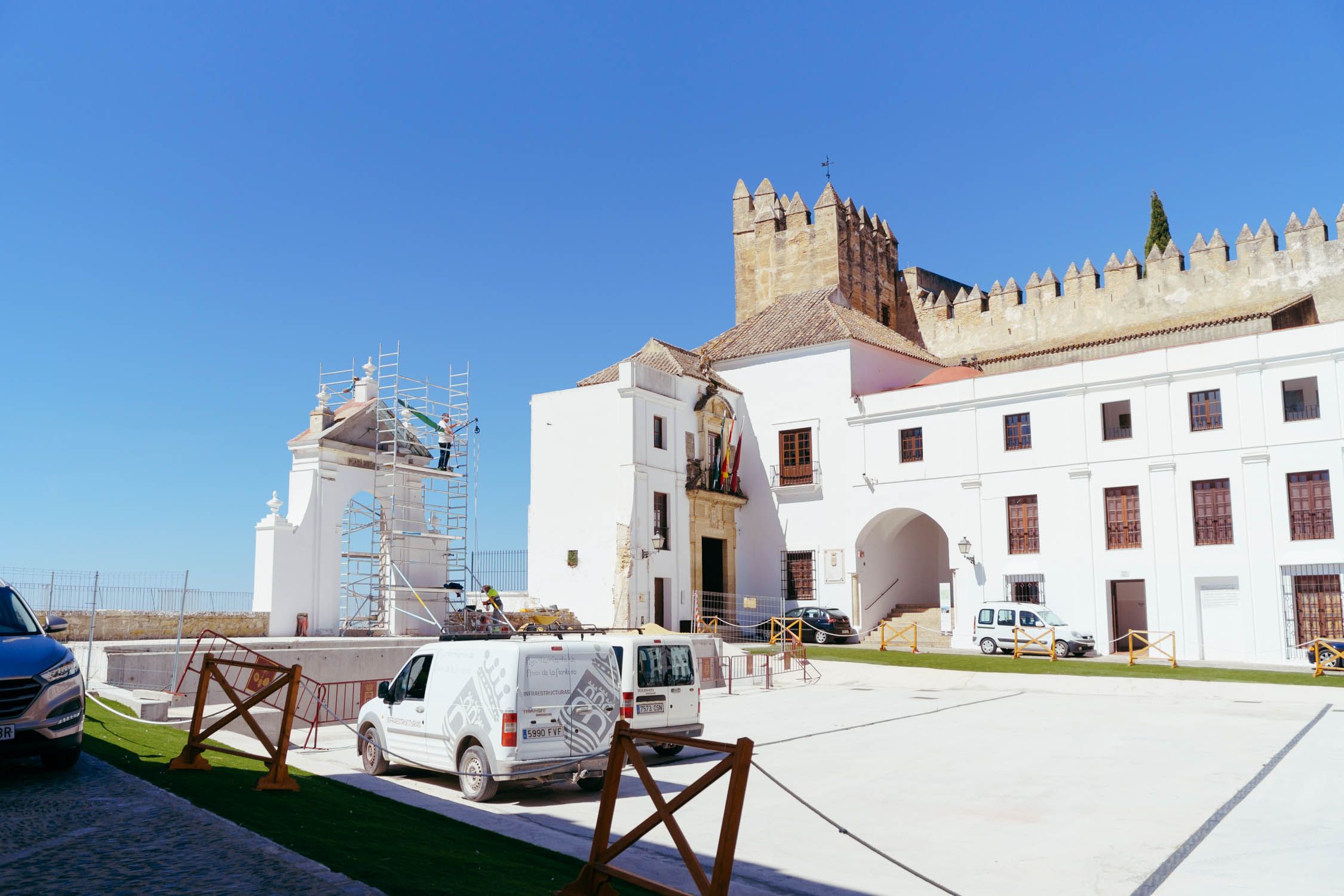 El aspecto de la plaza del Cabildo y el mirador de la Peña de Arcos.