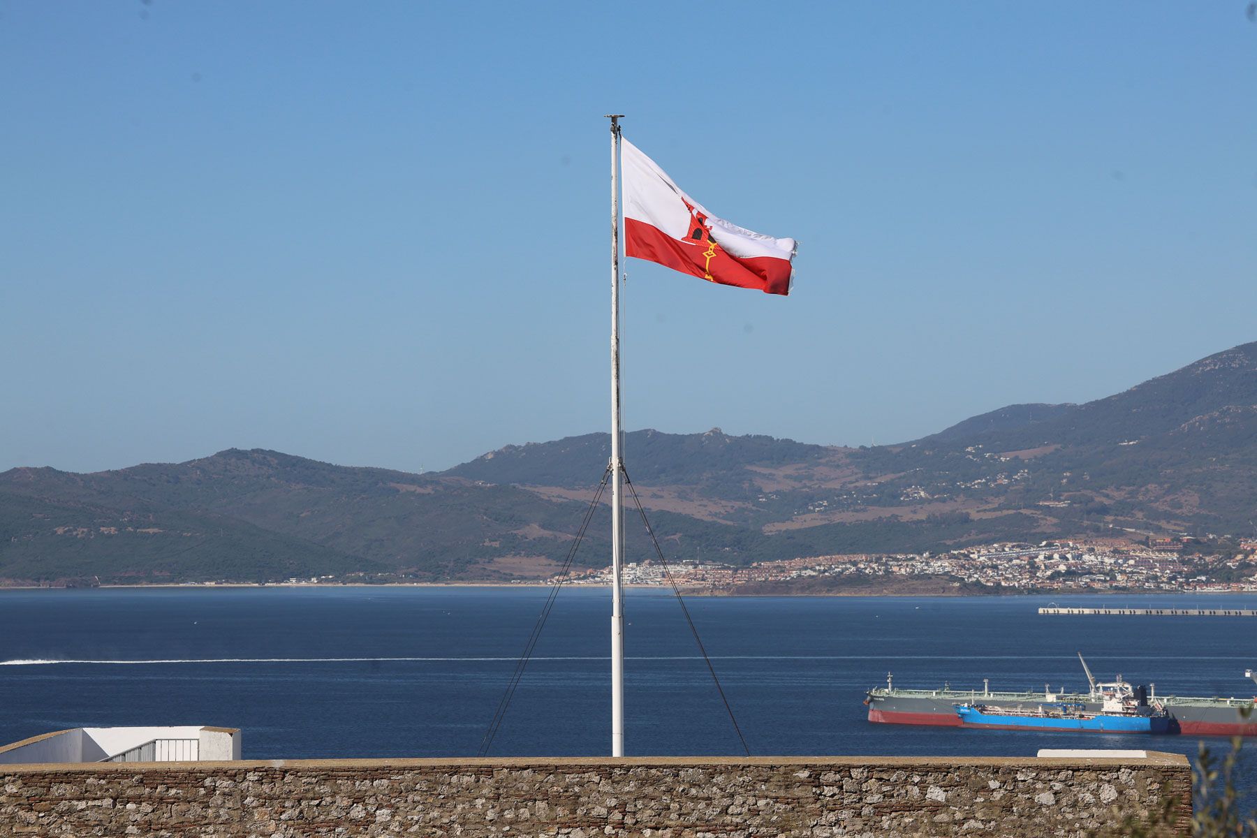 Una bandera ondea en Gibraltar. Una bandera ondea en Gibraltar.