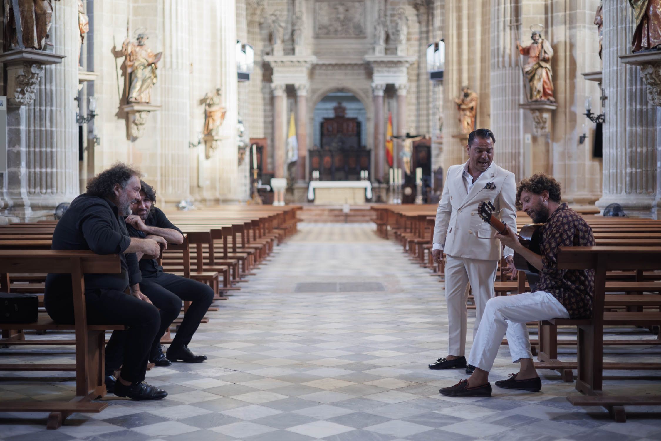 ‘El Mijita’ y Pepe del Morao calentando voz y guitarra dentro de la Catedral
