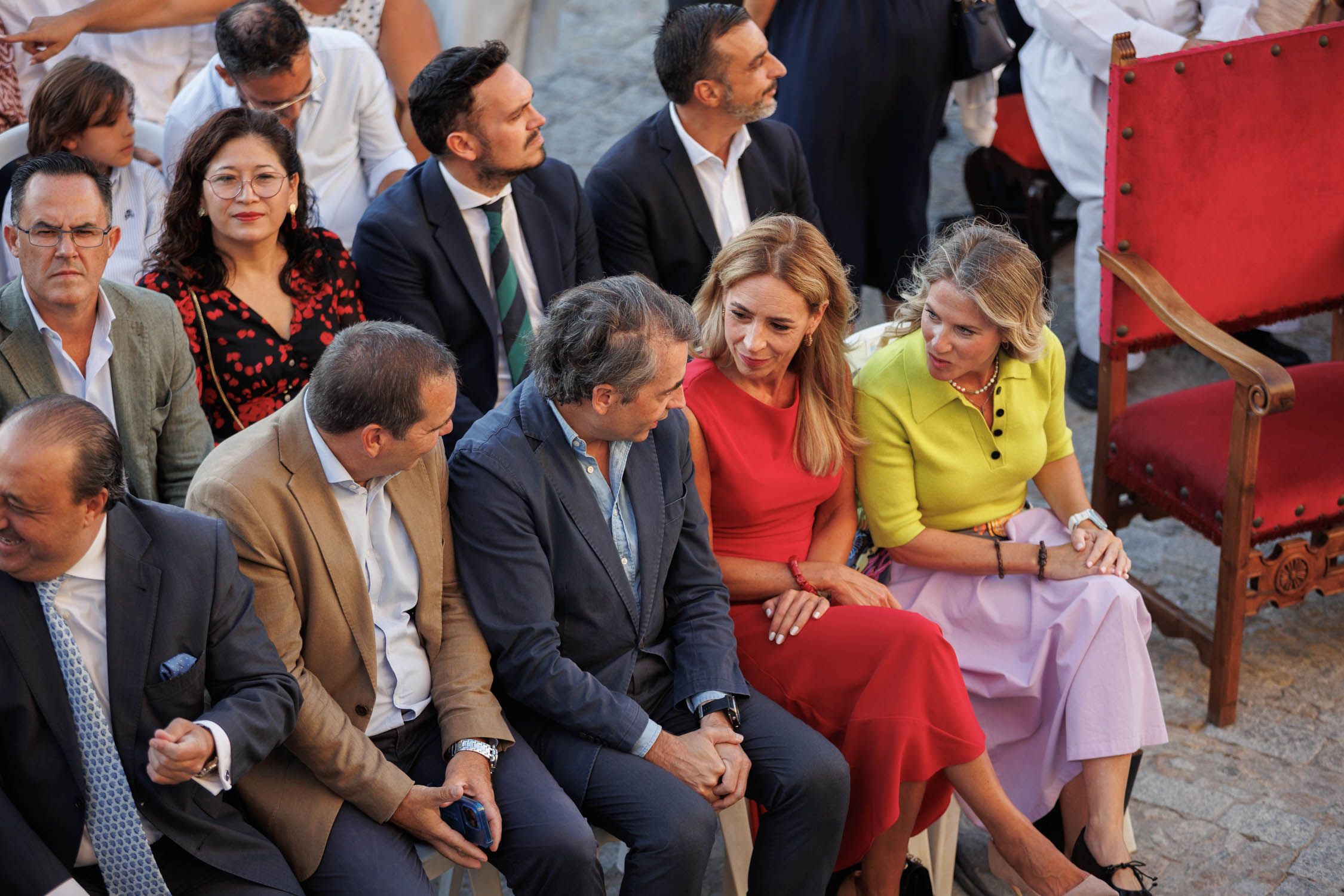 Antonio Saldaña y Almudena Martínez del Junco sentados en primera fila