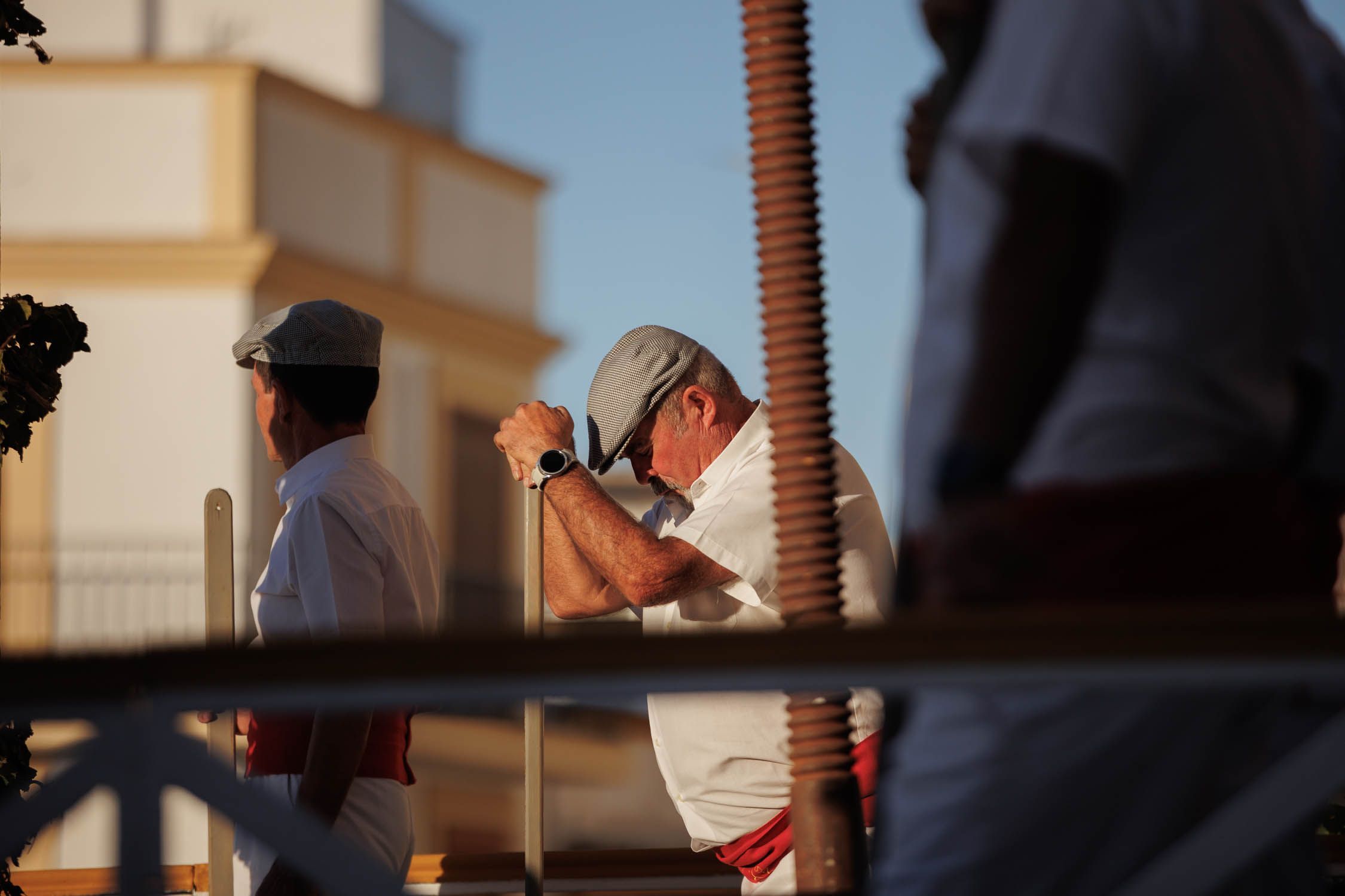 Uno de los pisadores esperando a que comience el acto