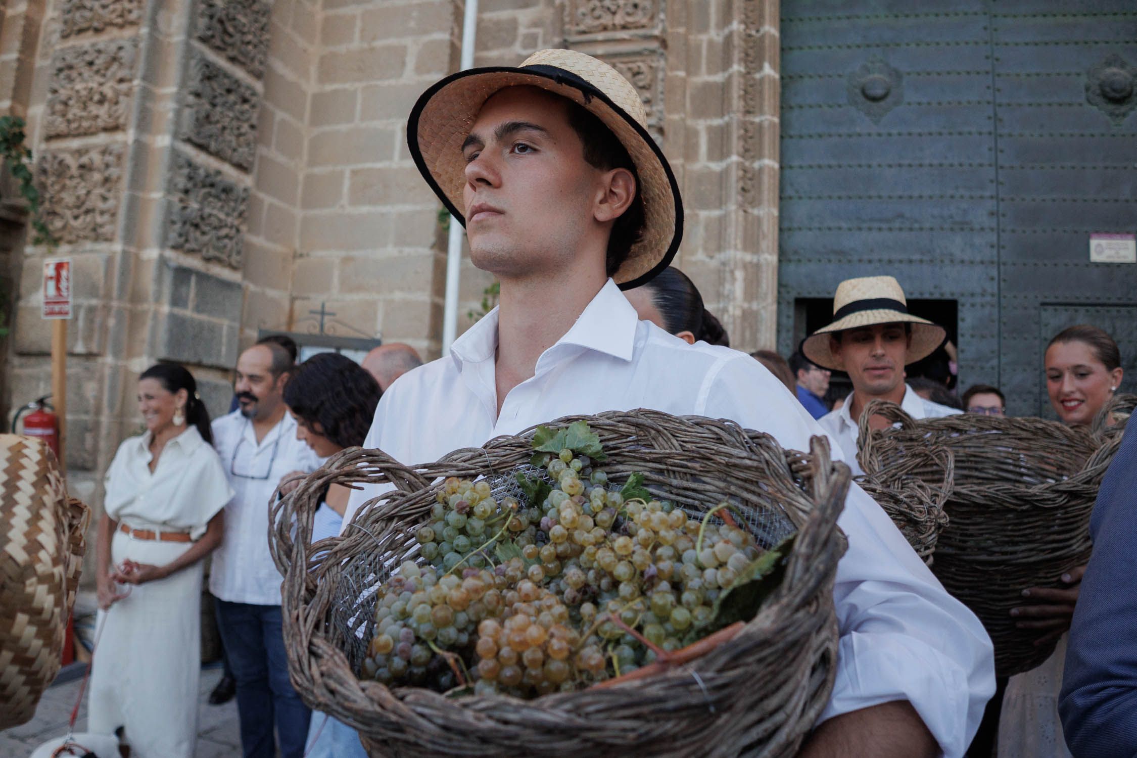 Otro de los vendimiadores con las cestas llenas de uva