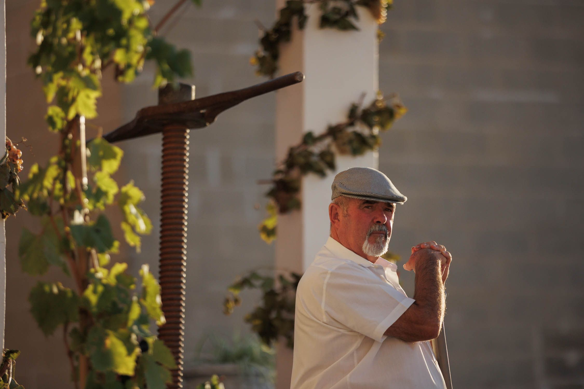 Uno de los pisadores esperando en el lagar