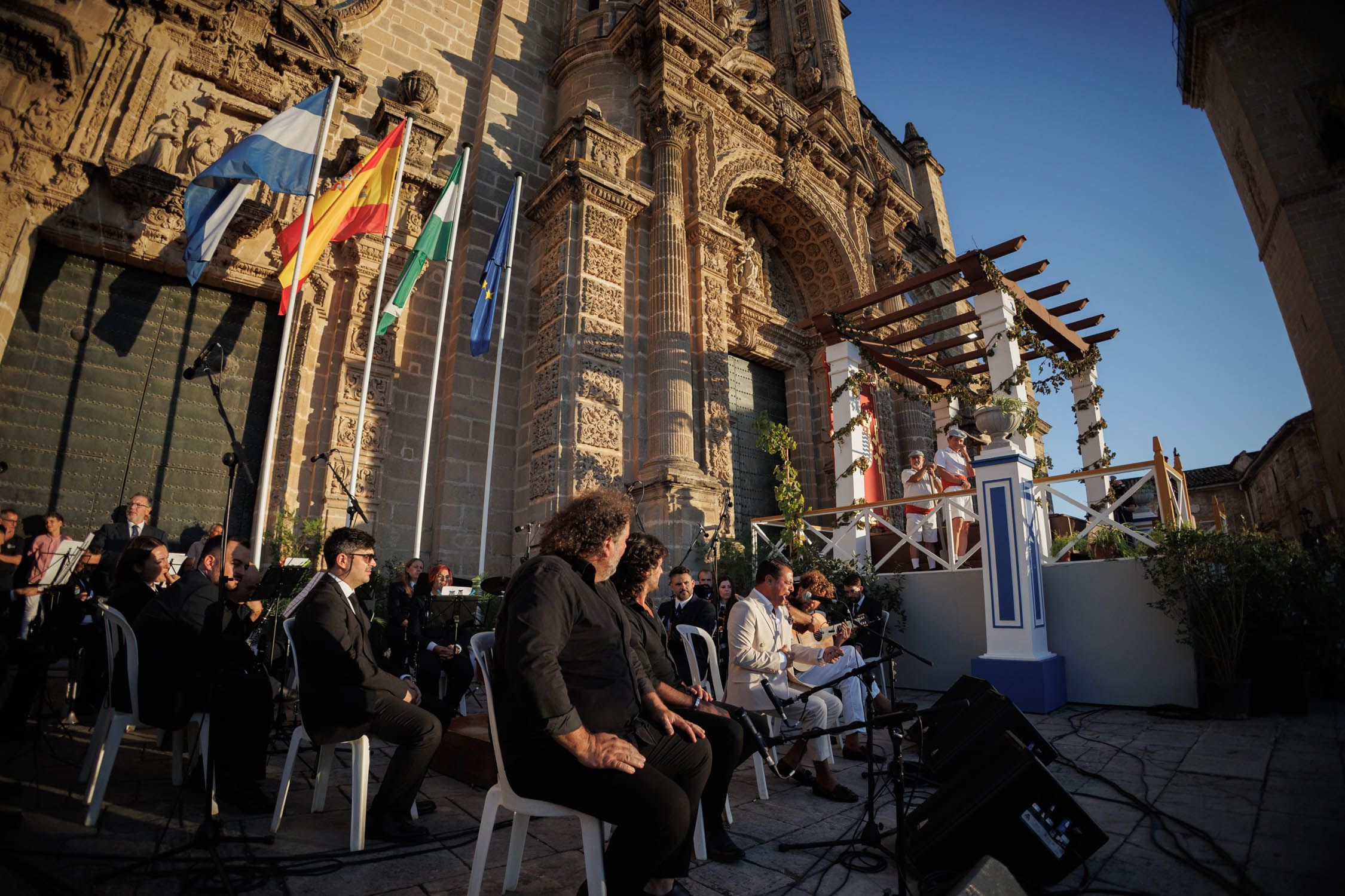 Los artistas flamencos actuando delante de la Catedral