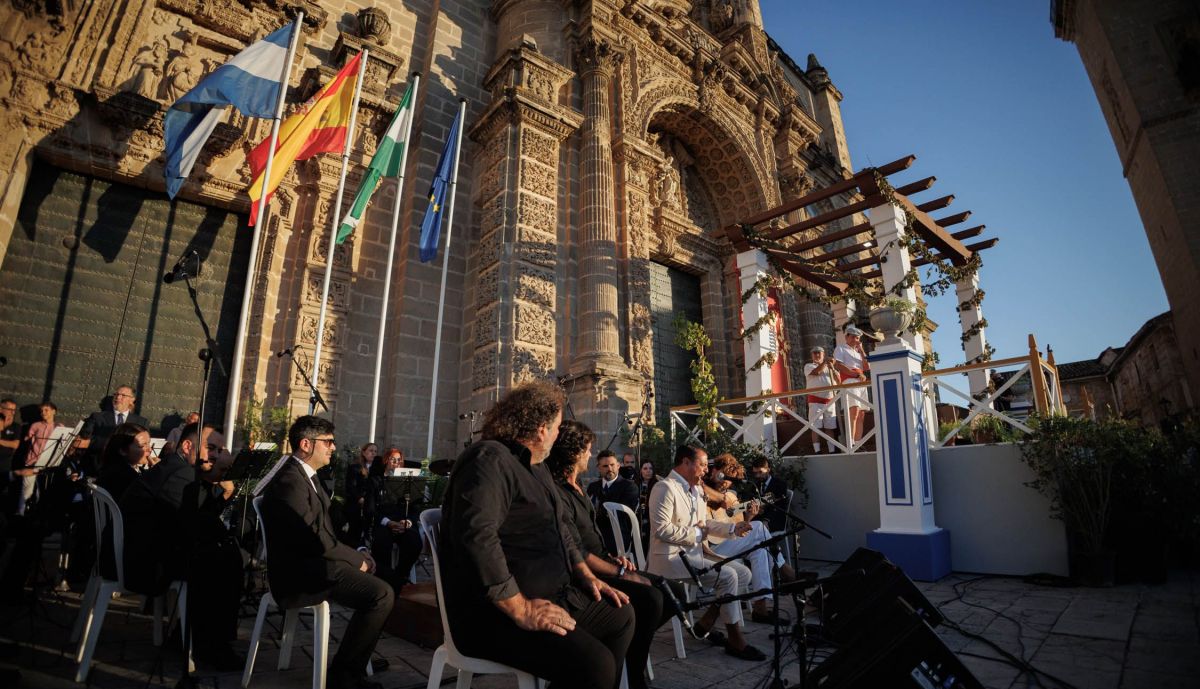 Los artistas flamencos actuando delante de la Catedral