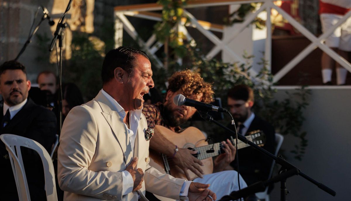 ‘El Mijita’ con Pepe del Morao al fondo a la guitarra, en la Pisa de la Uva de este martes.