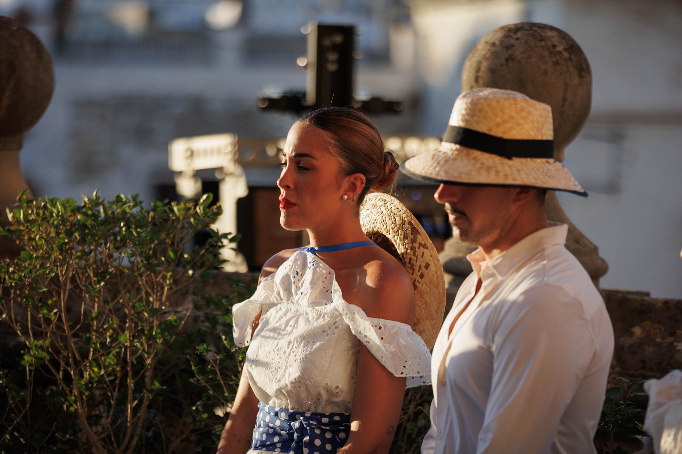 Dos de los vendimiadores esperando para dejar la uva en el lagar