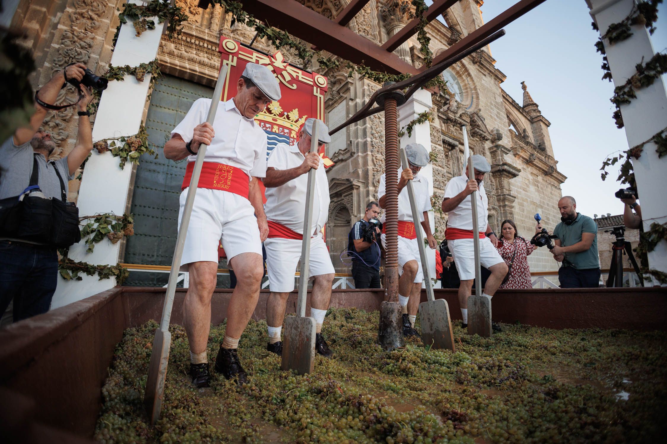 Comienza el tradicional baile de la pisa de la uva