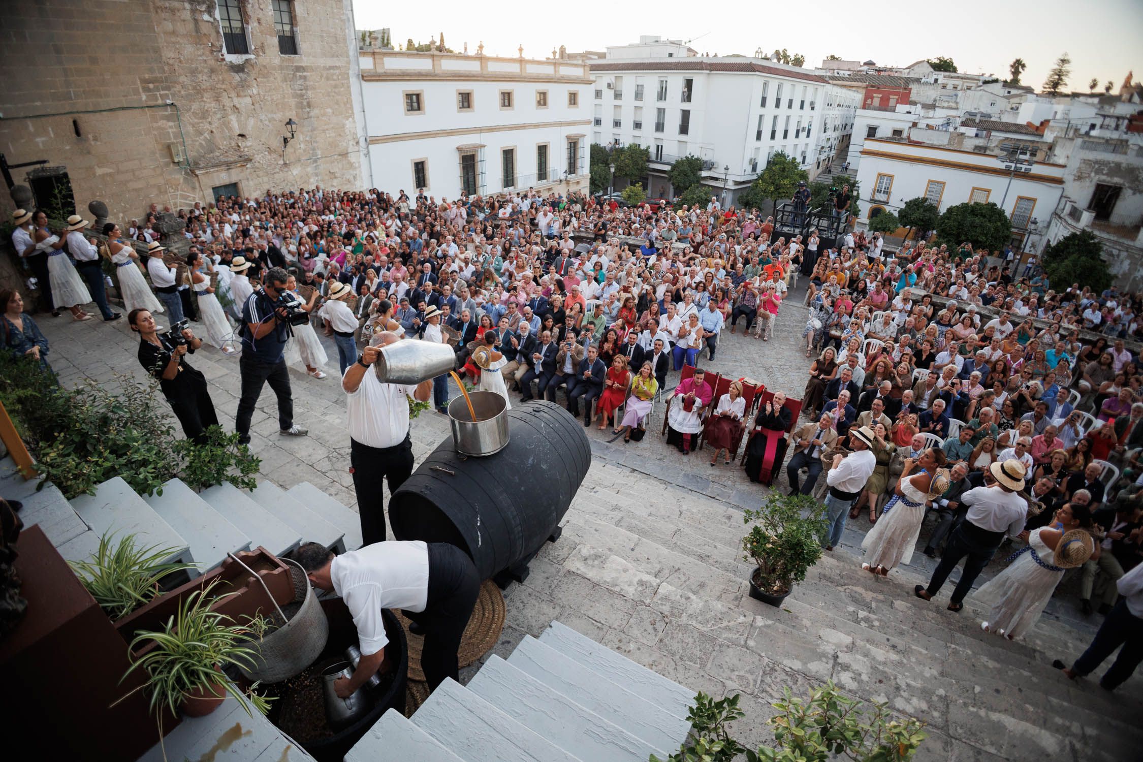 Comienzan a echar el mosto dentro del tonel