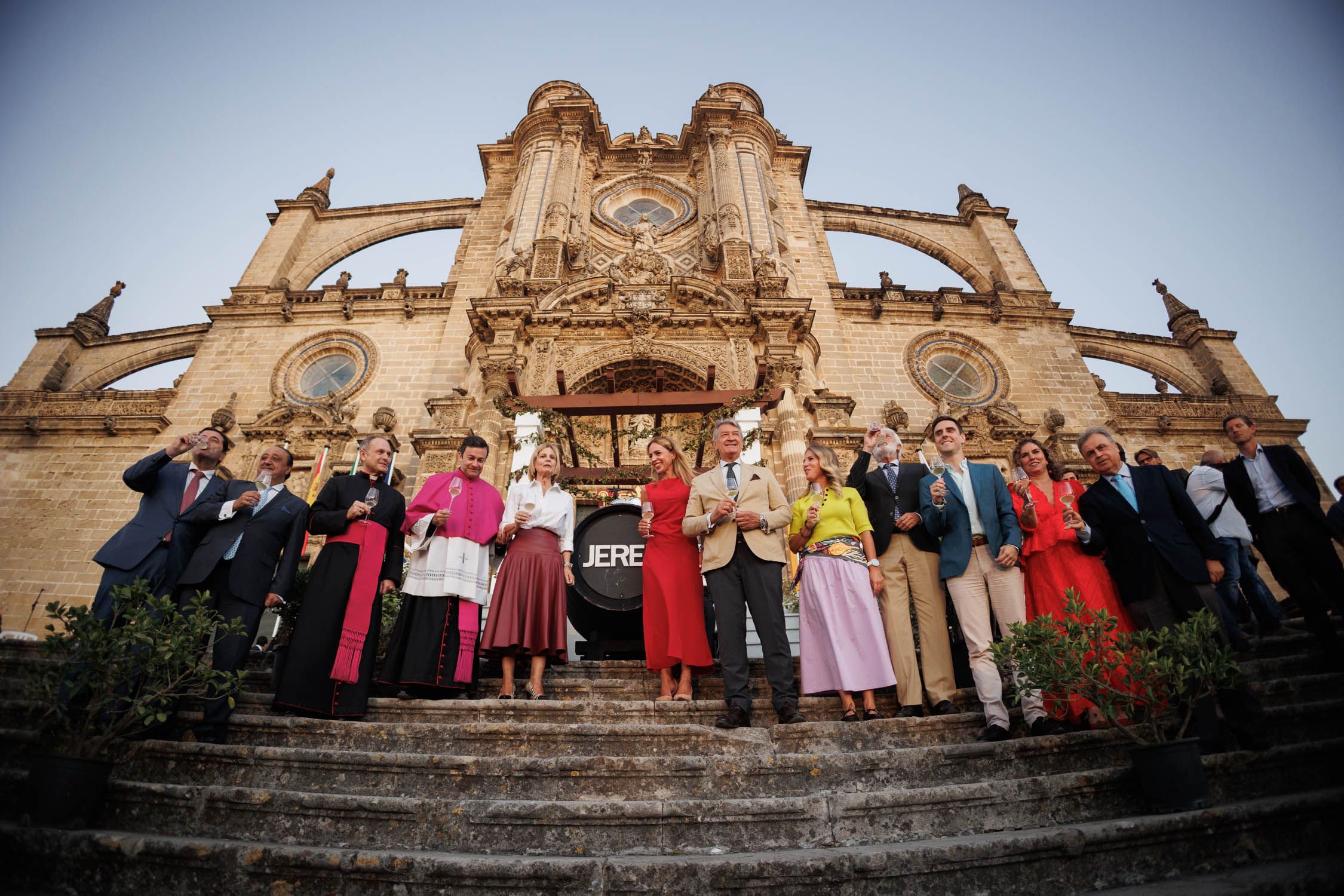 Algunos miembros del Ayutamiento posando con una copa de vino
