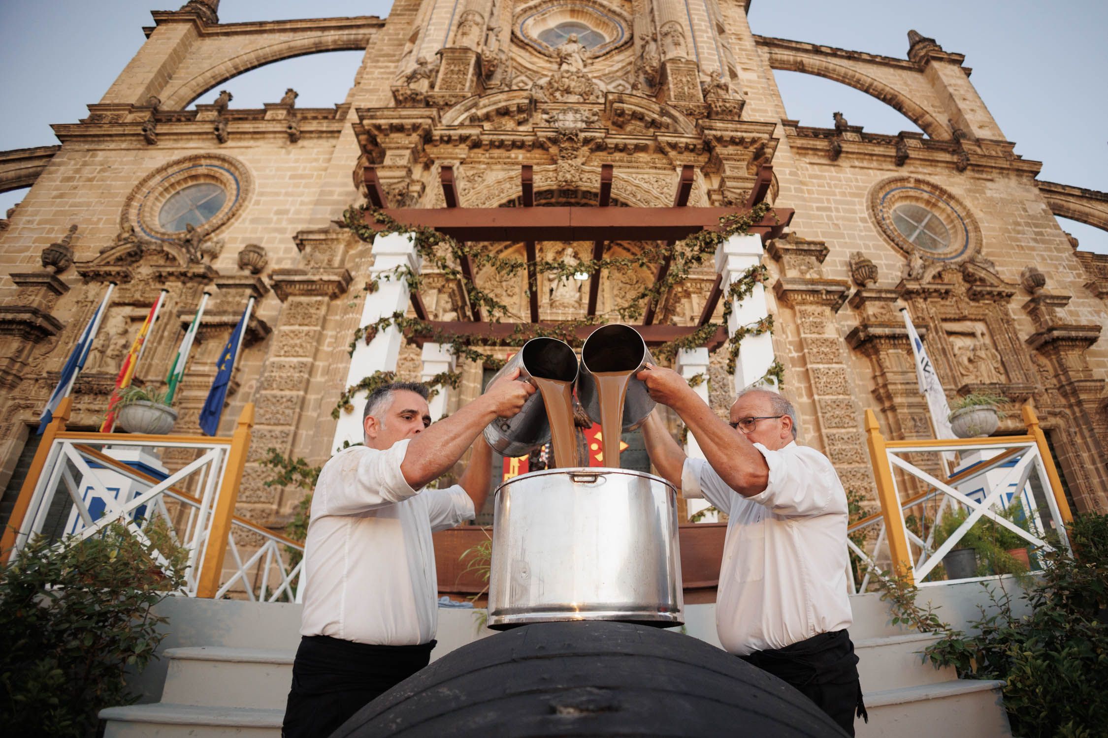 Los últimos litros de mosto entrando en el tonel