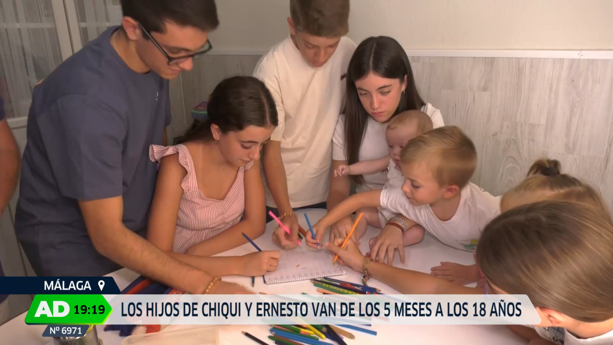 Los niños prueban los materiales escolares.