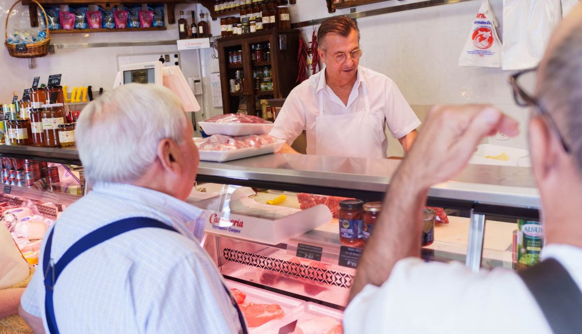 Manuel Campos atendiendo a sus clientes. 