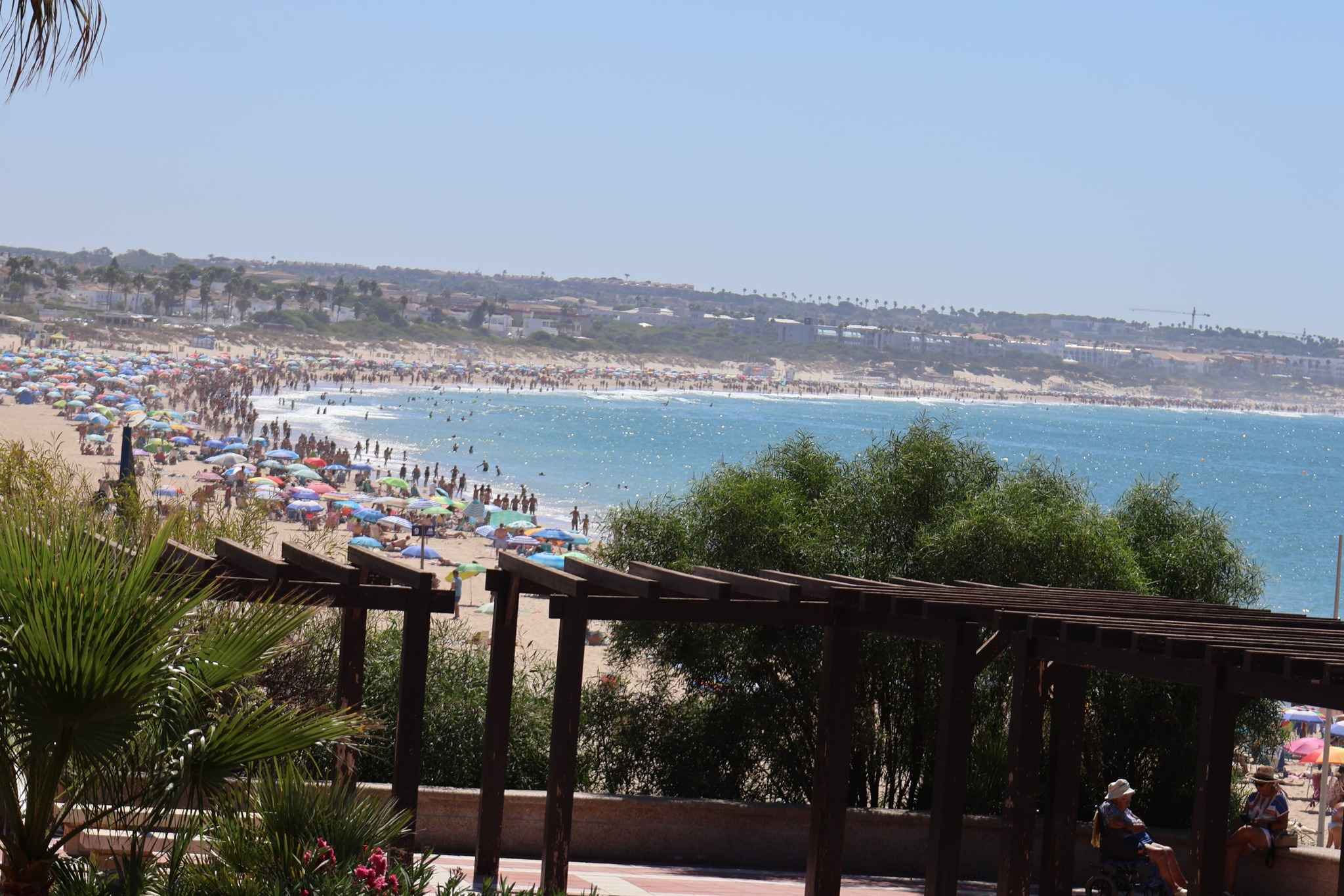 Espectacular ambiente en la playa de La Barrosa. 