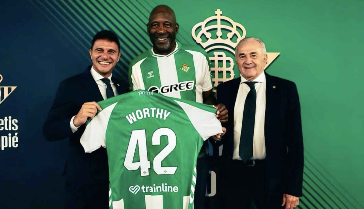 Whorty, con la camiseta del Betis con su nombre, junto a Joaquín y Gordillo.