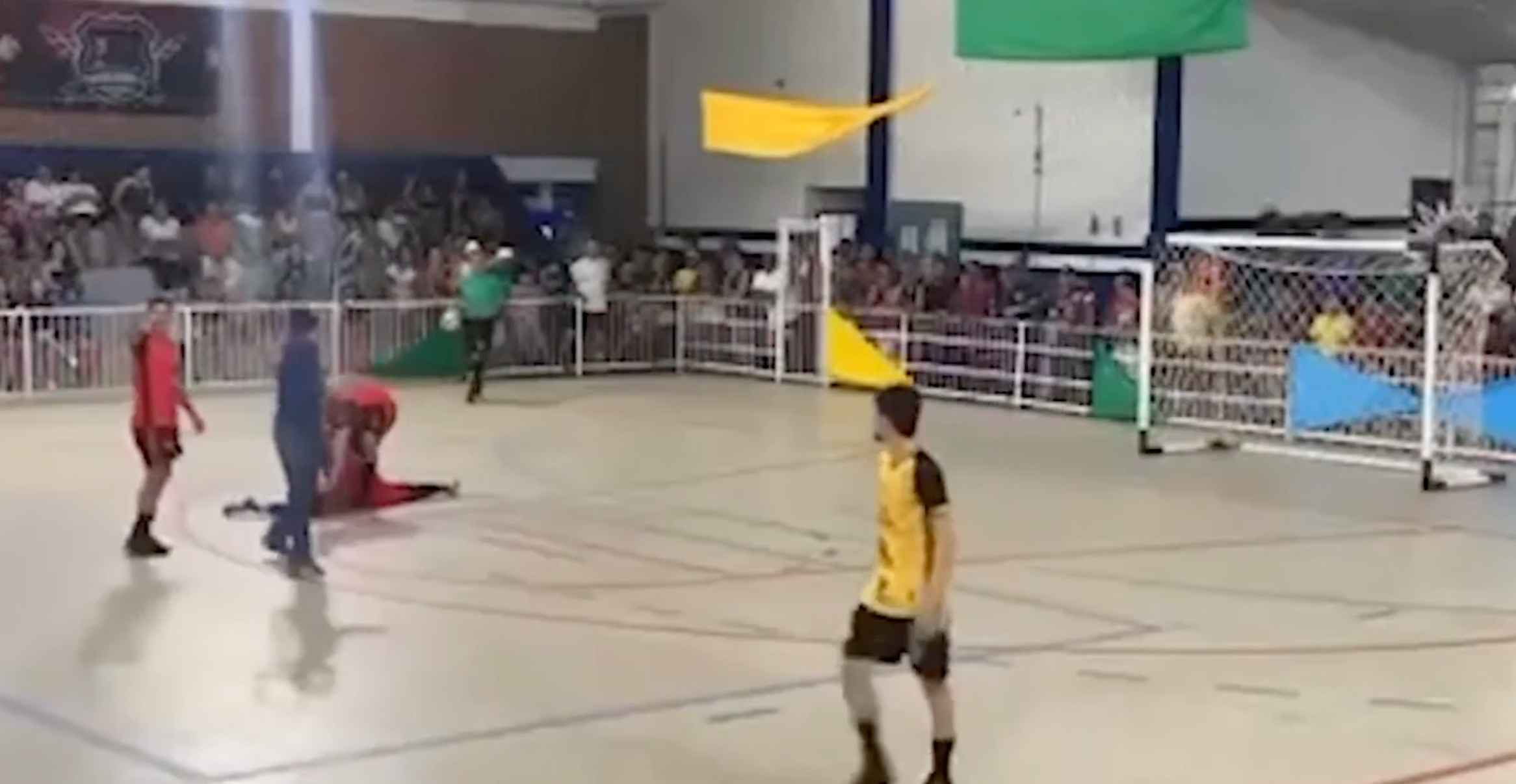 El portero, atendido por un compañero, tras desplomarse. El portero, atendido por un compañero, tras desplomarse.