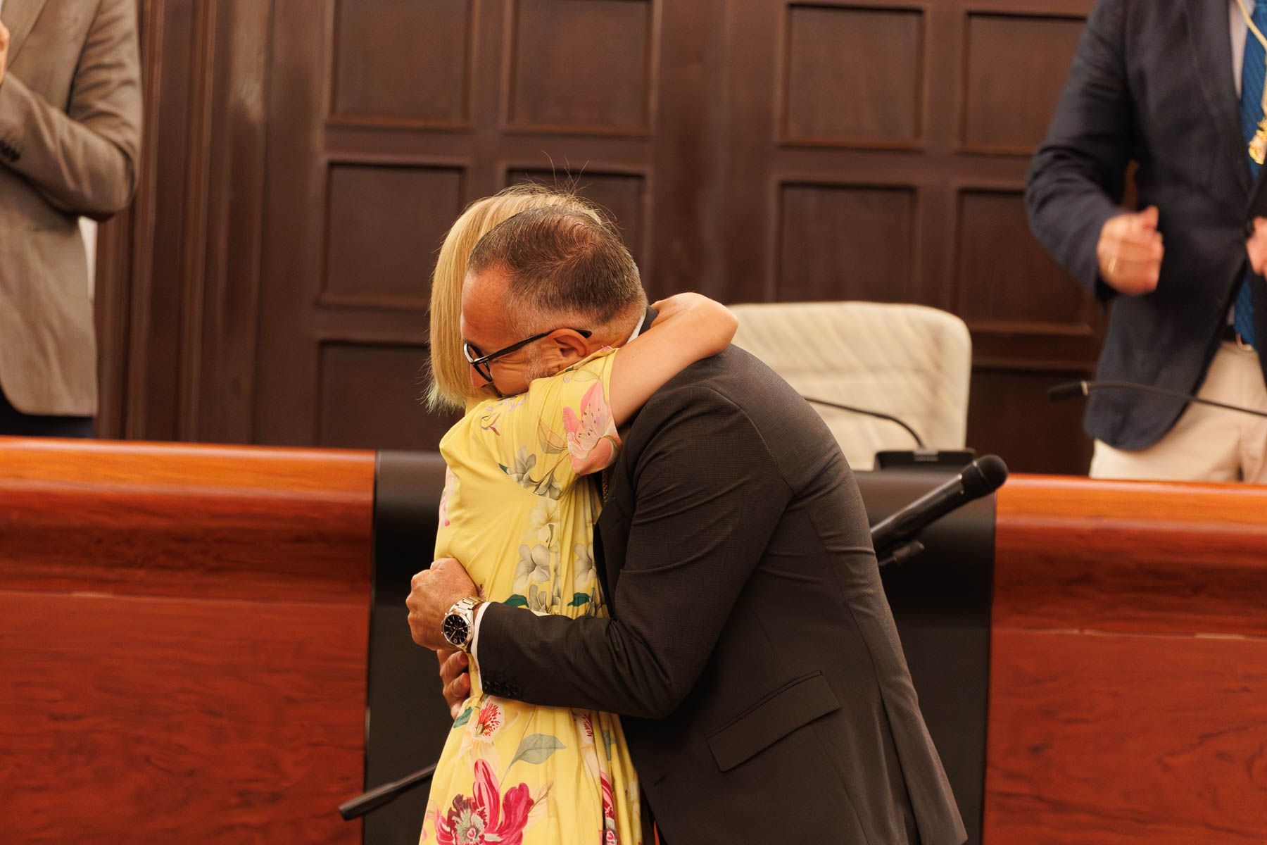 La toma de posesión de Tomás Sampalo, abrazado a la alcaldesa de Jerez. La toma de posesión de Tomás Sampalo, abrazado a la alcaldesa de Jerez.