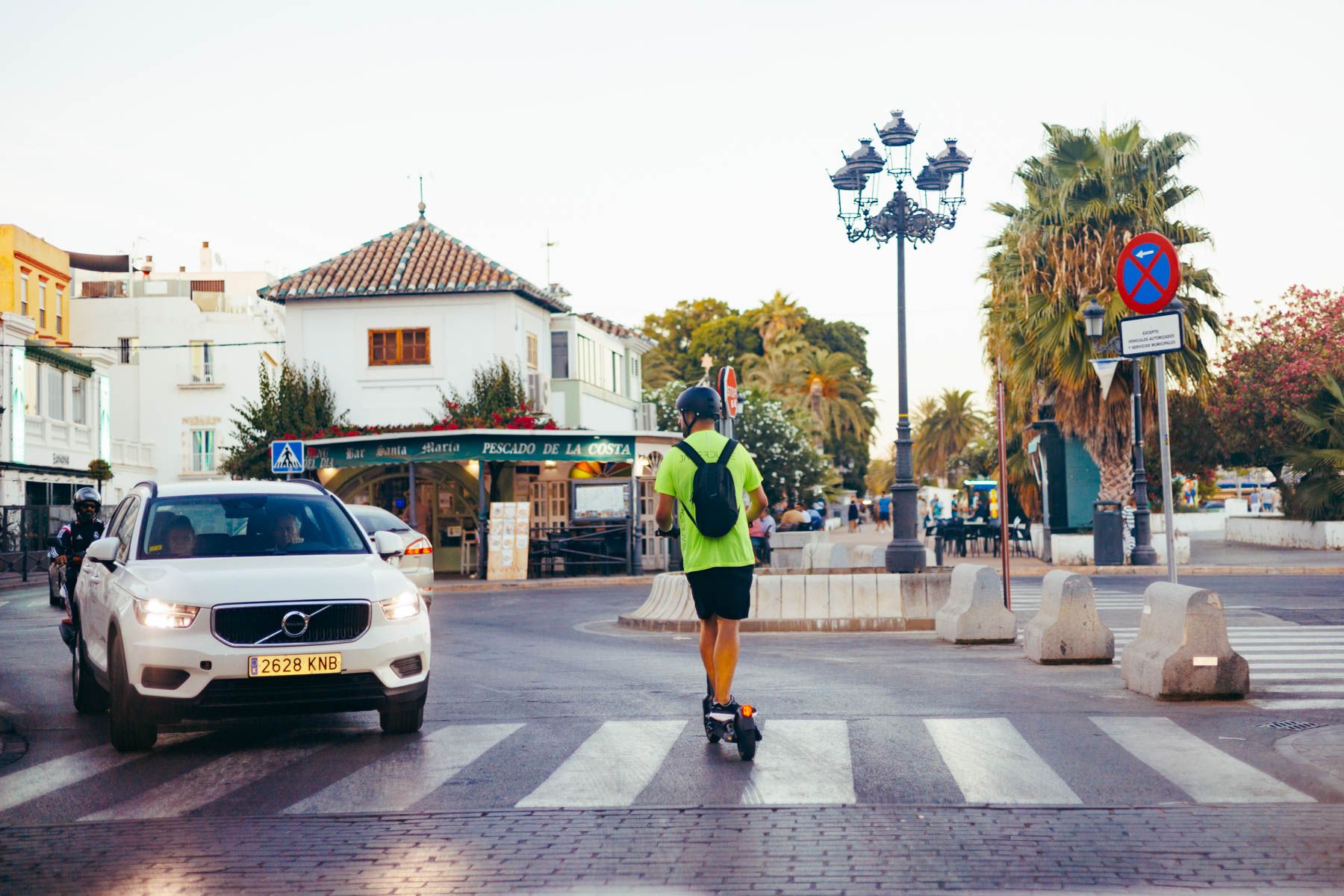 Una persona circula en patinete eléctrico en El Puerto.