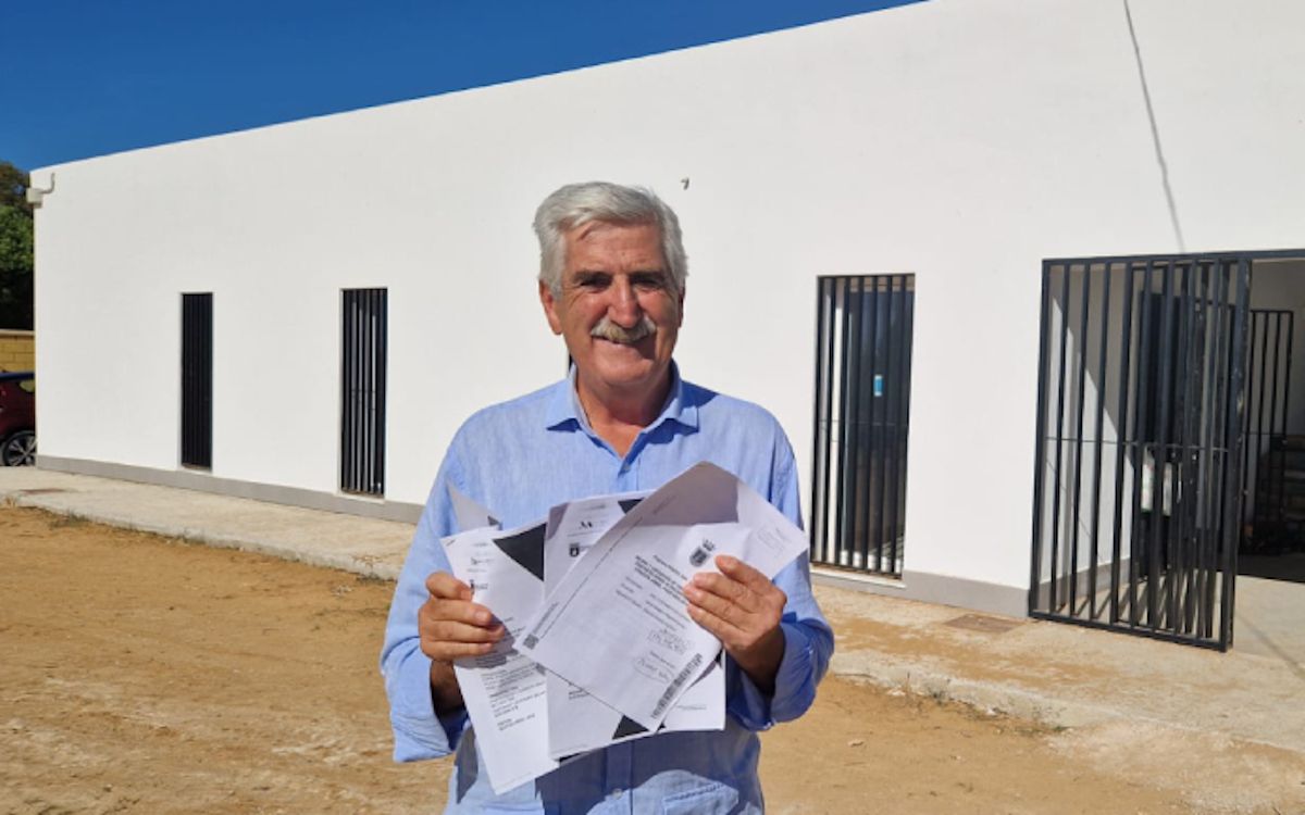 Luis Mario Aparcero supervisa las obras del centro de atención animal en Chipiona.