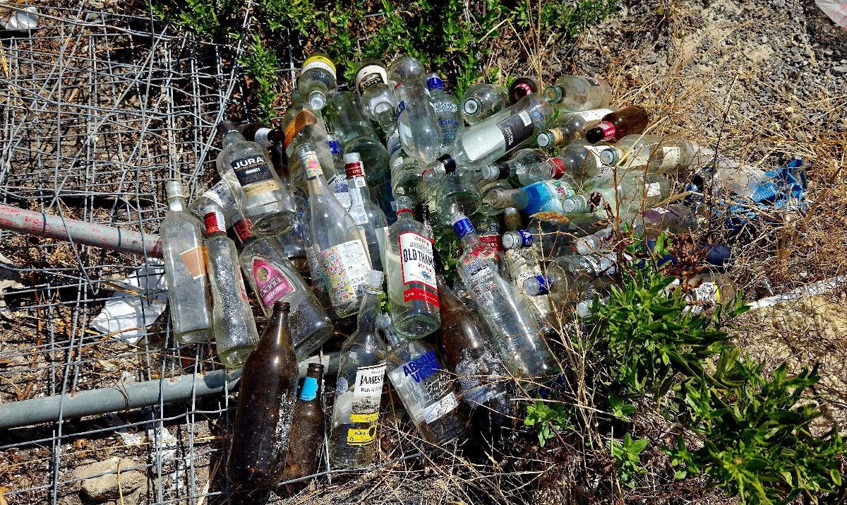 Residuos en el parking de la Pasarela, en El Puerto.