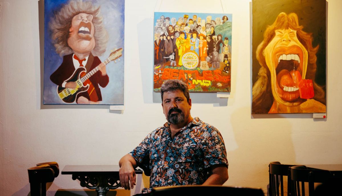 Gil, en la Galería Blanco y Negro, entre sus obras sobre figuras de la música.