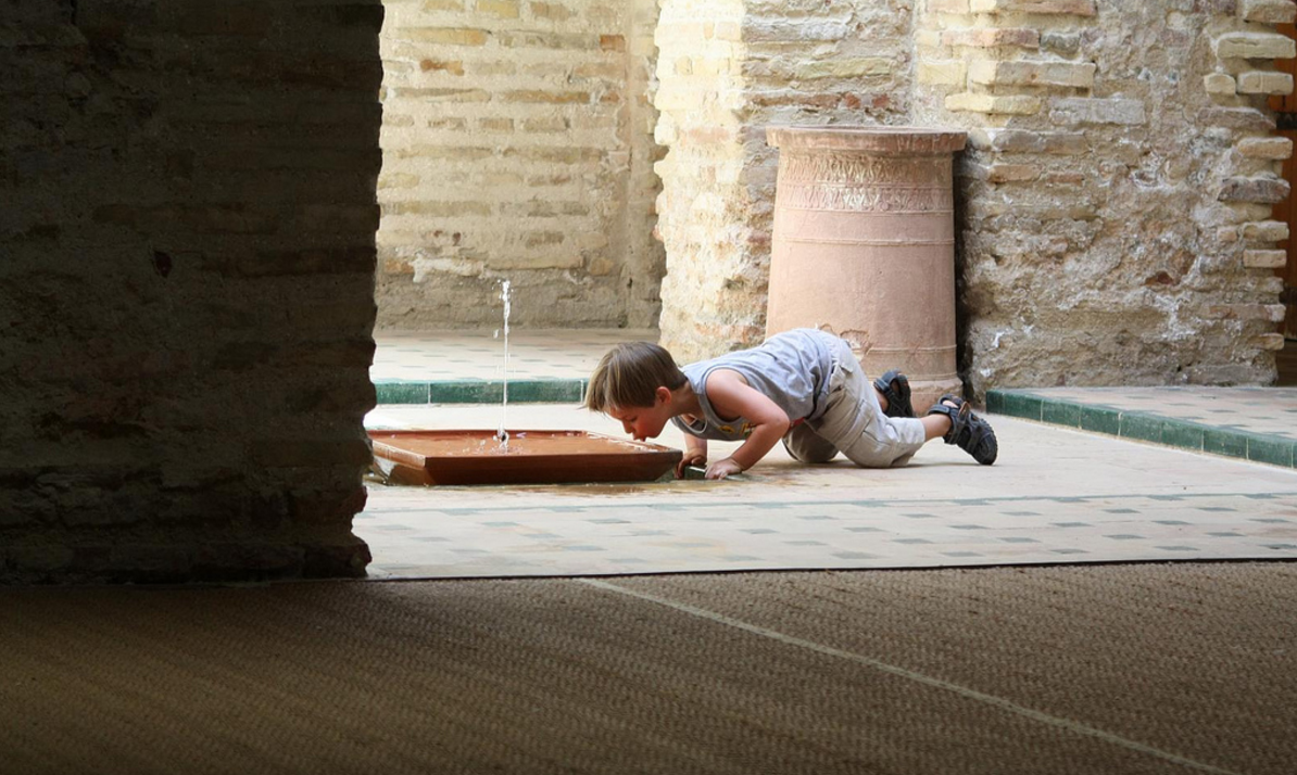 Un niño en el Alcázar de Jerez en una fotografía de archivo.