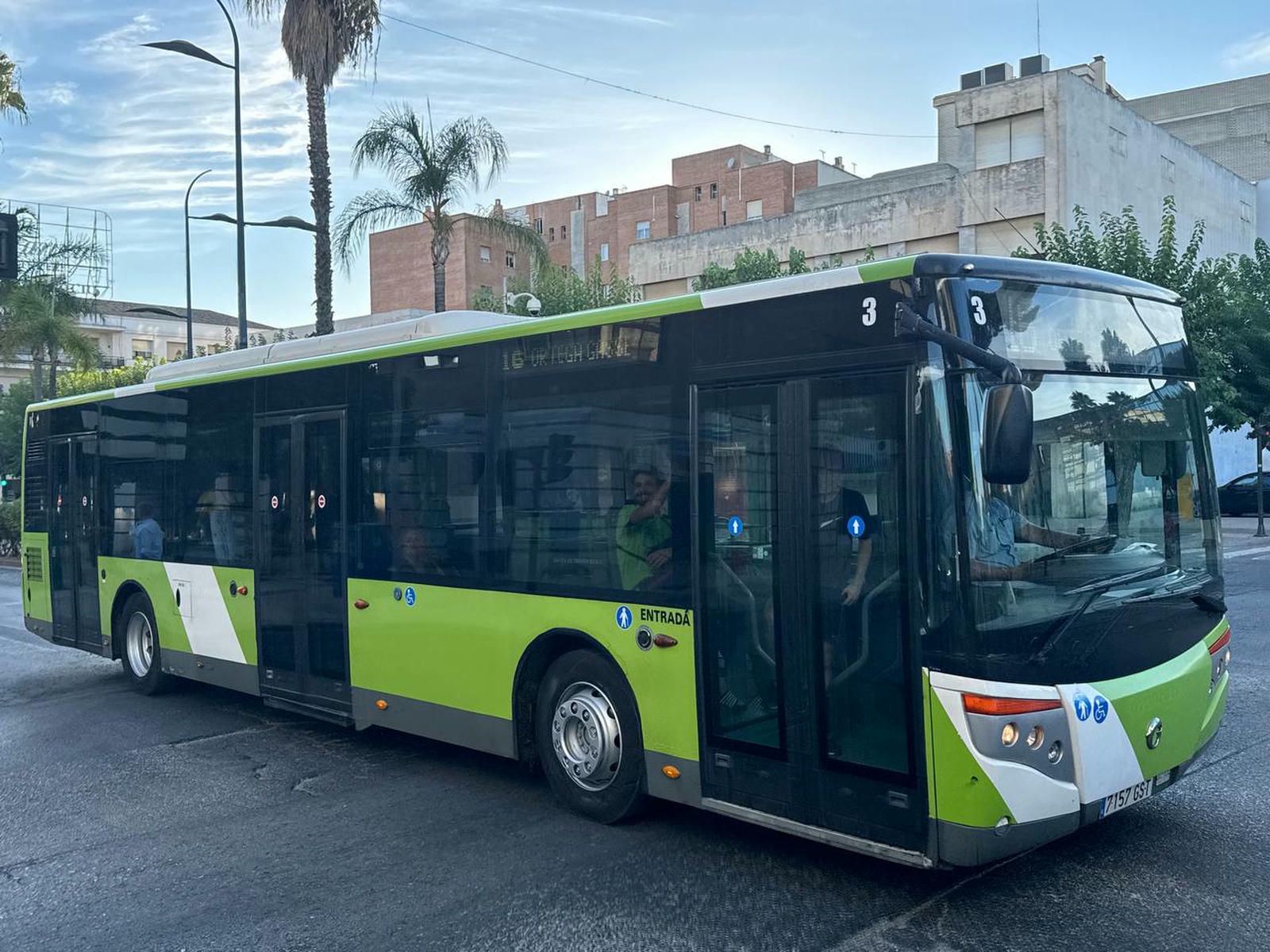 Un autobús recién llegado de Vigo, por las calles de Jerez.