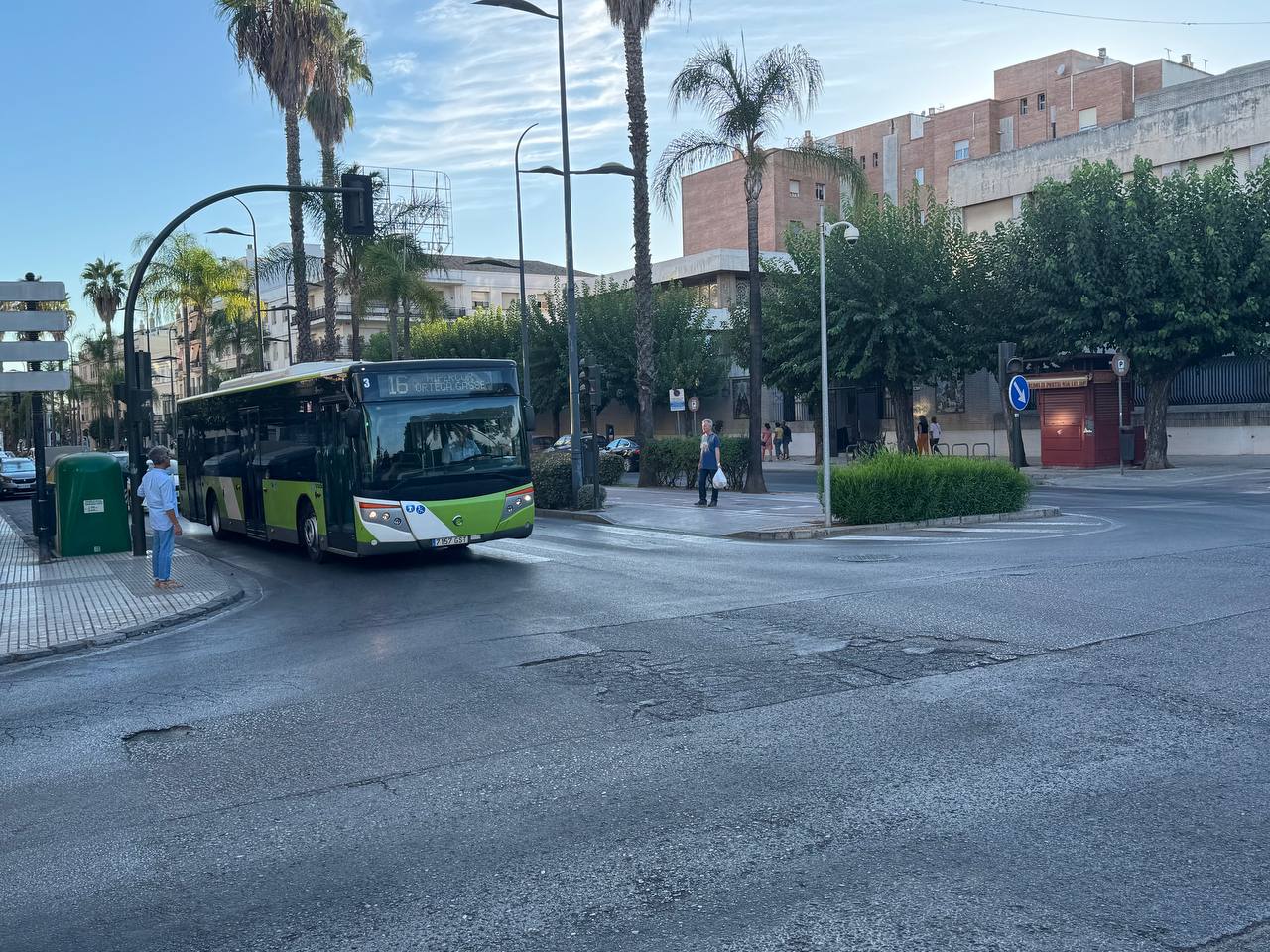 El autobús, saliendo de calle Sevilla hacia la avenida Álvaro Domecq.