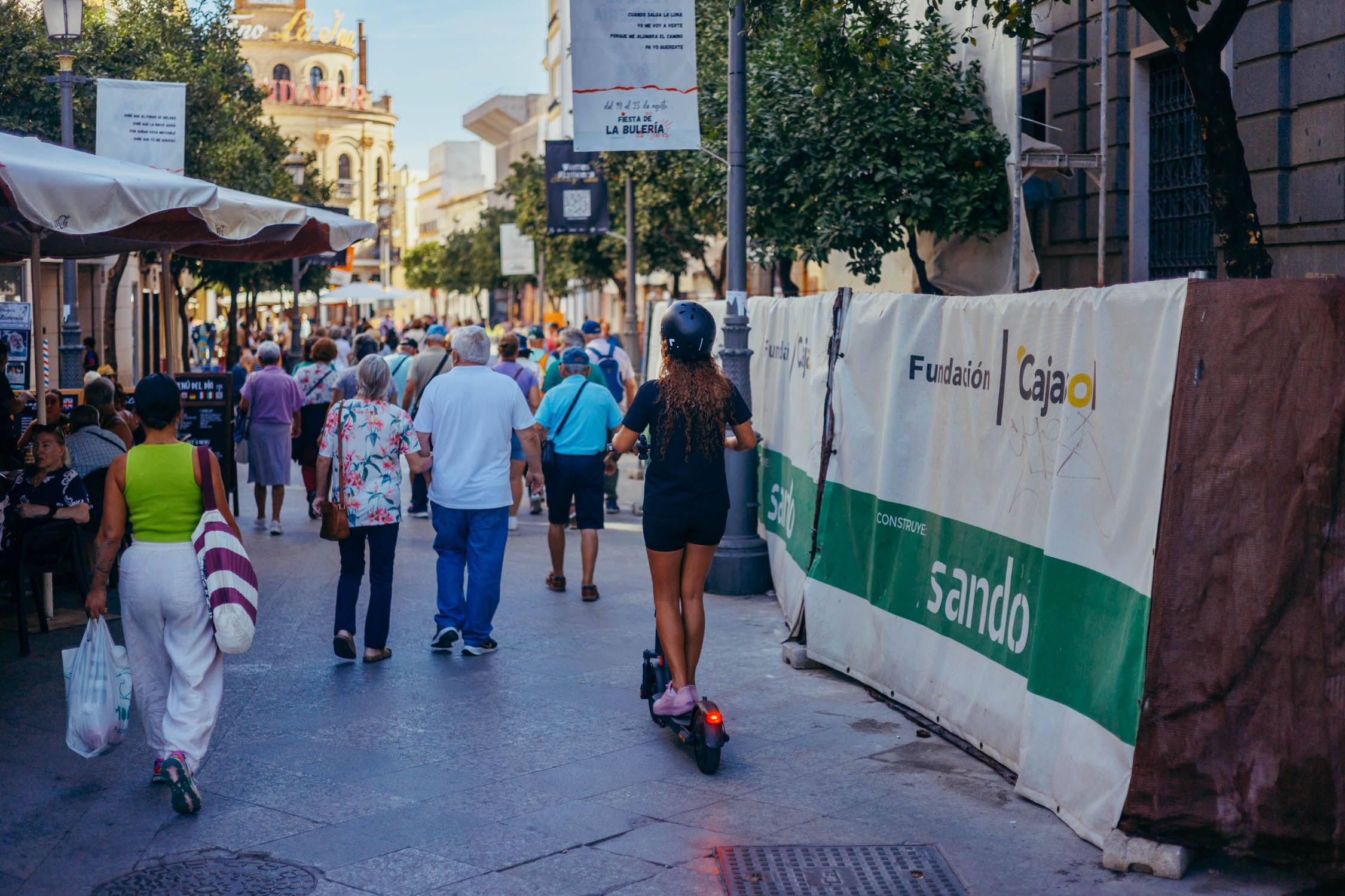 Un patinete por la calle Larga de Jerez.