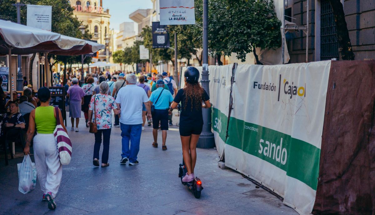 Un patinete por la calle Larga de Jerez.