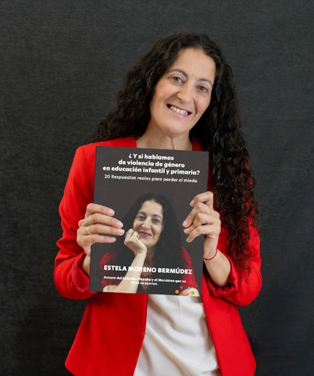 Estela Moreno, junto a su nuevo libro
