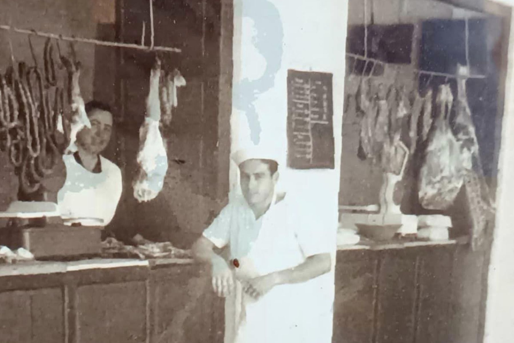 Su padre Paco con su abuela Enriqueta.