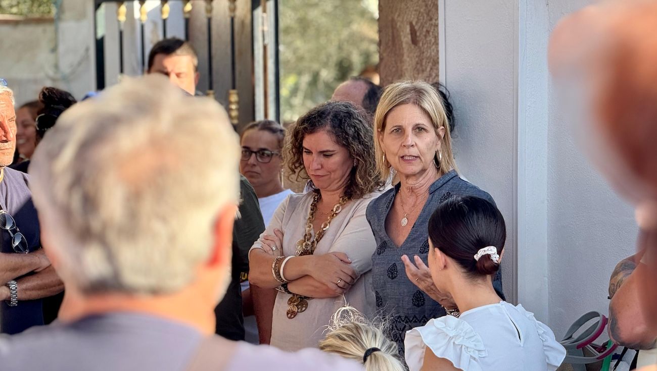 La alcaldesa en un encuentro con los vecinos de Cuartillos. 