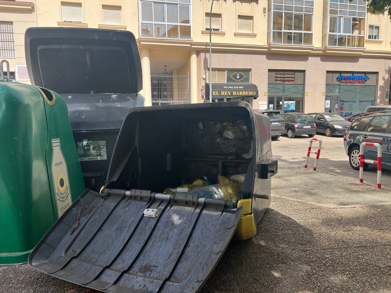 Un contenedor volcado por el viento en Jerez. Un contenedor volcado por el viento en Jerez.