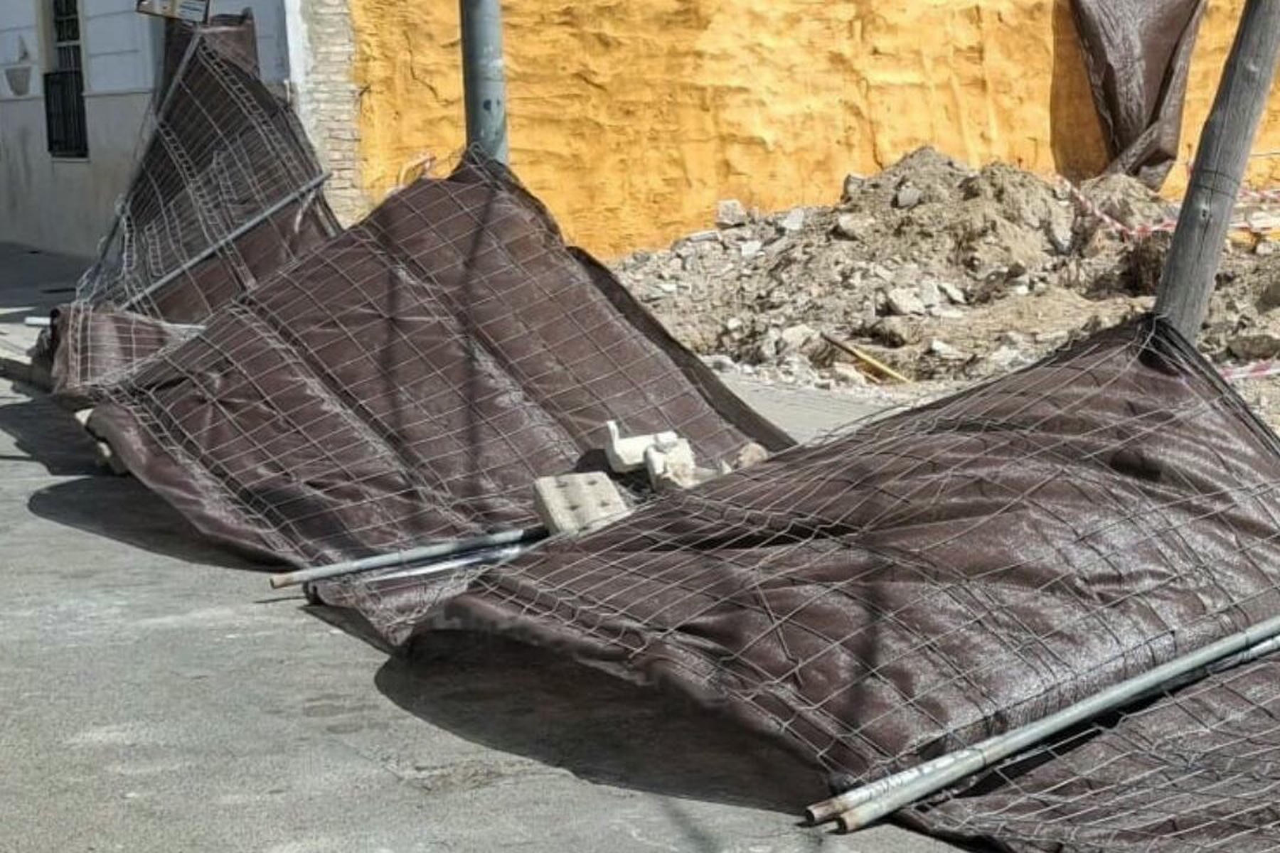 Una protección de un solar, caída en Jerez por el levante. Una protección de un solar, caída en Jerez por el levante.