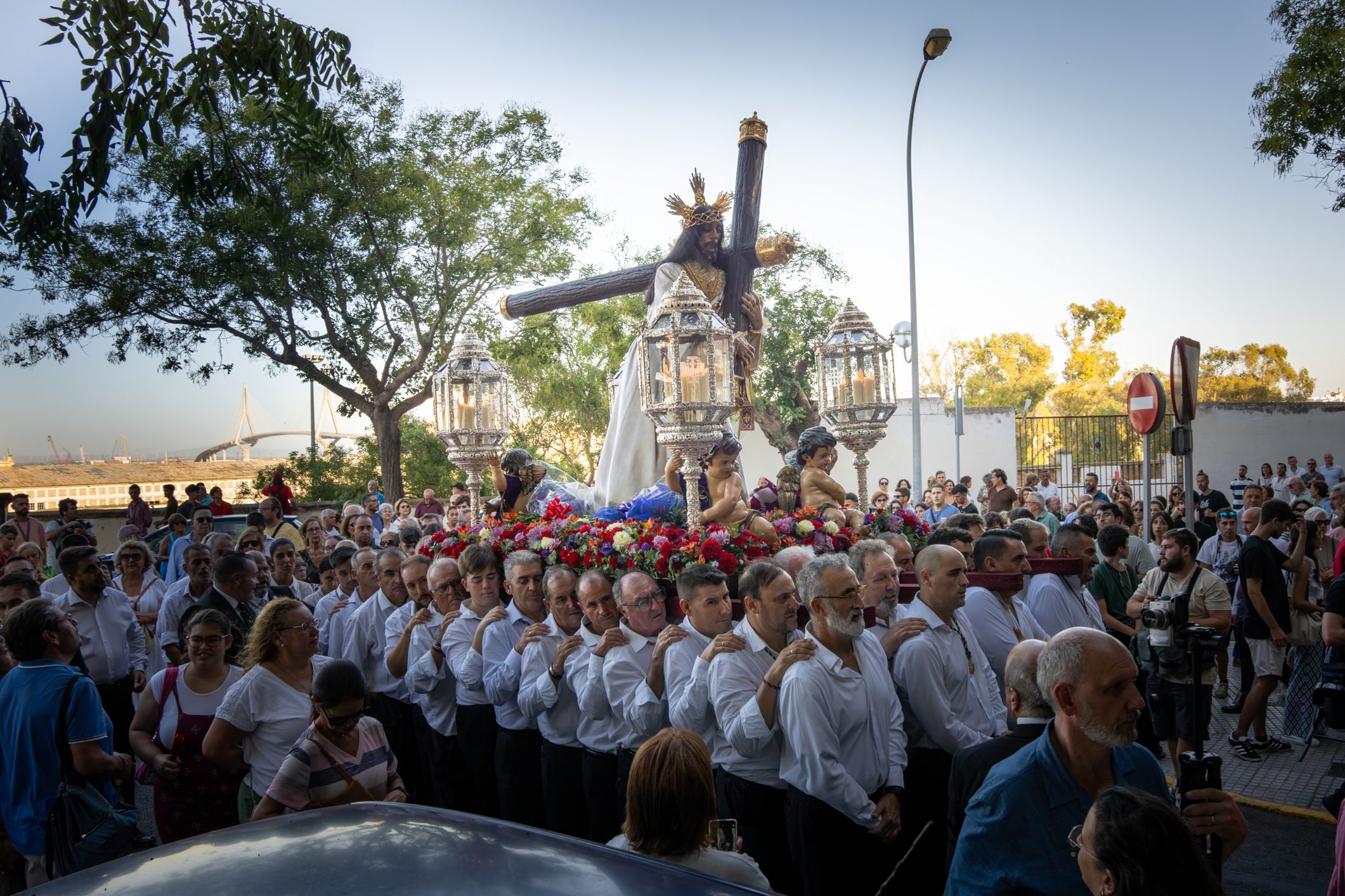 El Nazareno regresa a Santa María por el barrio de Bahía Blanca